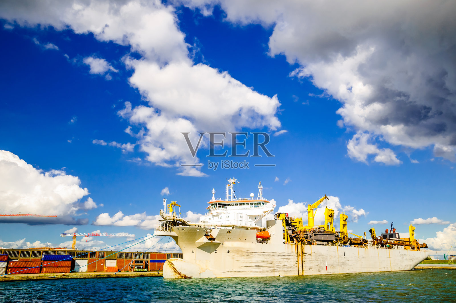 安特卫普港的一艘运输船照片摄影图片