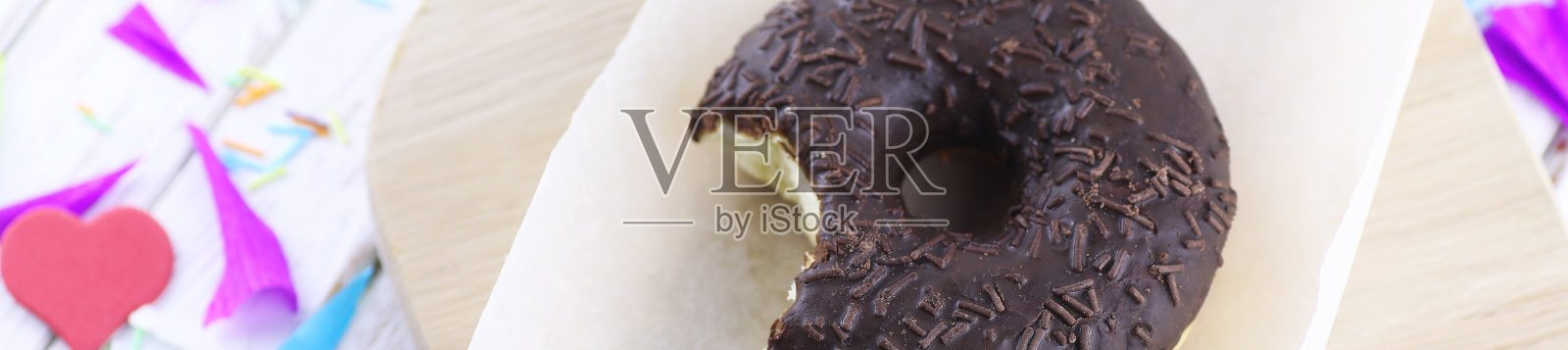 水平的背景巧克力甜甜圈在桌子上照片摄影图片