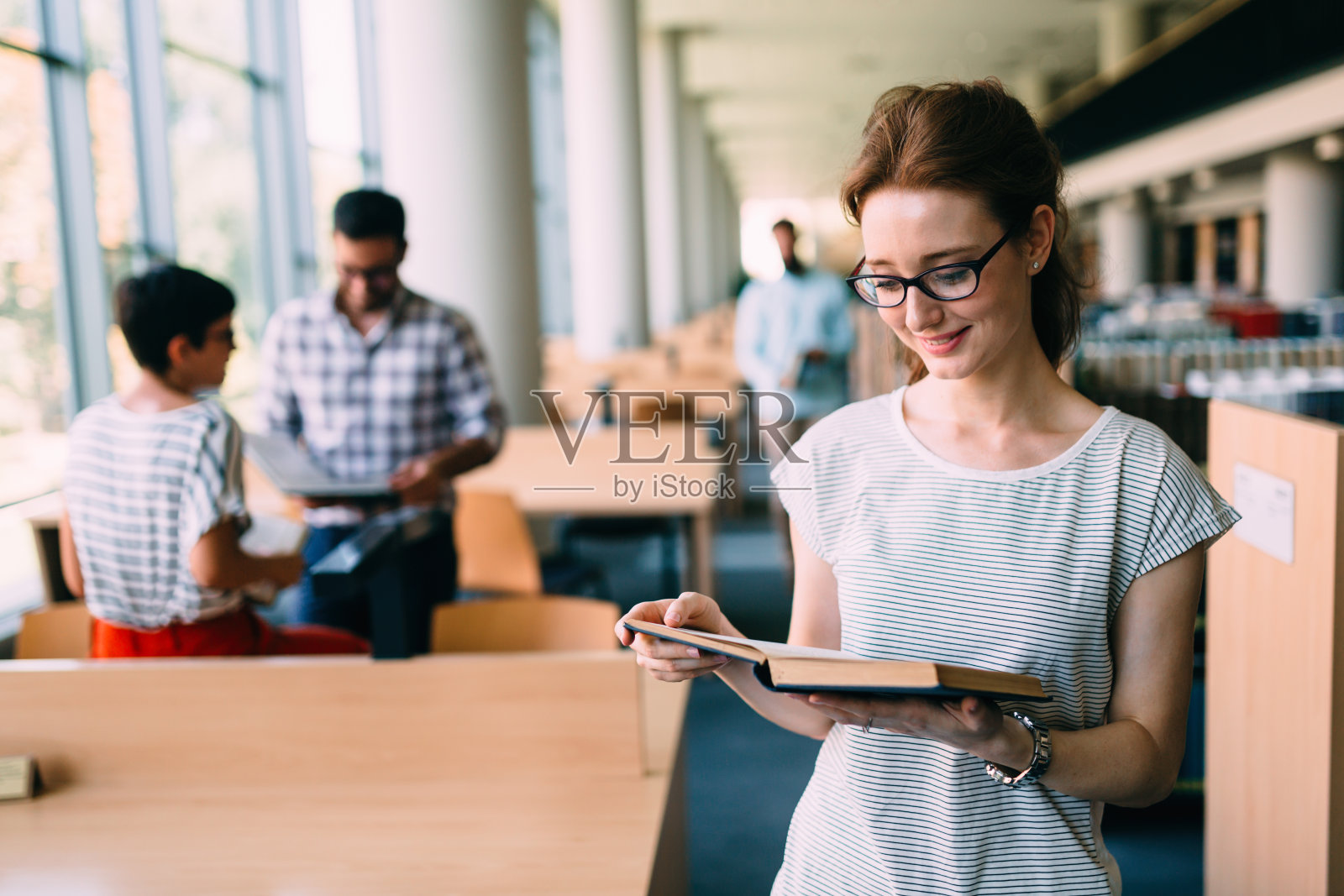 图书馆里年轻女学生的肖像照片摄影图片