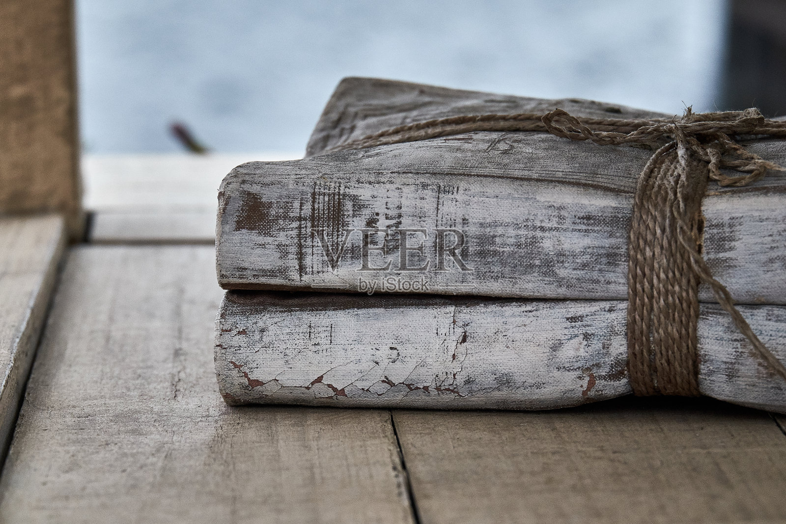 木架子上一堆捆好的旧书照片摄影图片