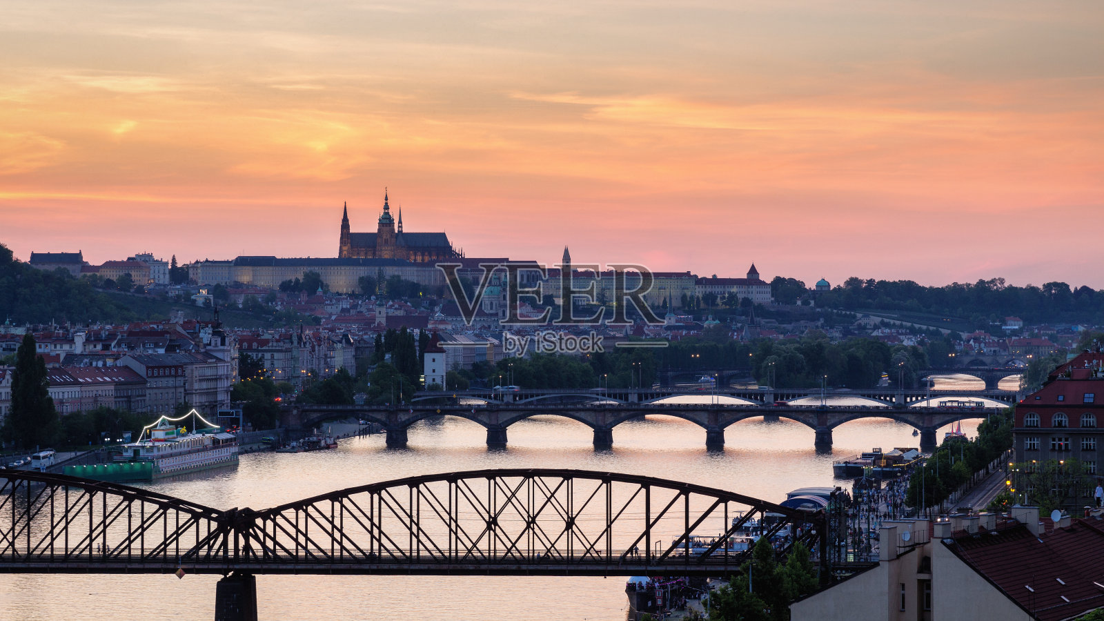 布拉格的全景与红色屋顶从上方夏日黄昏,捷克共和国照片摄影图片