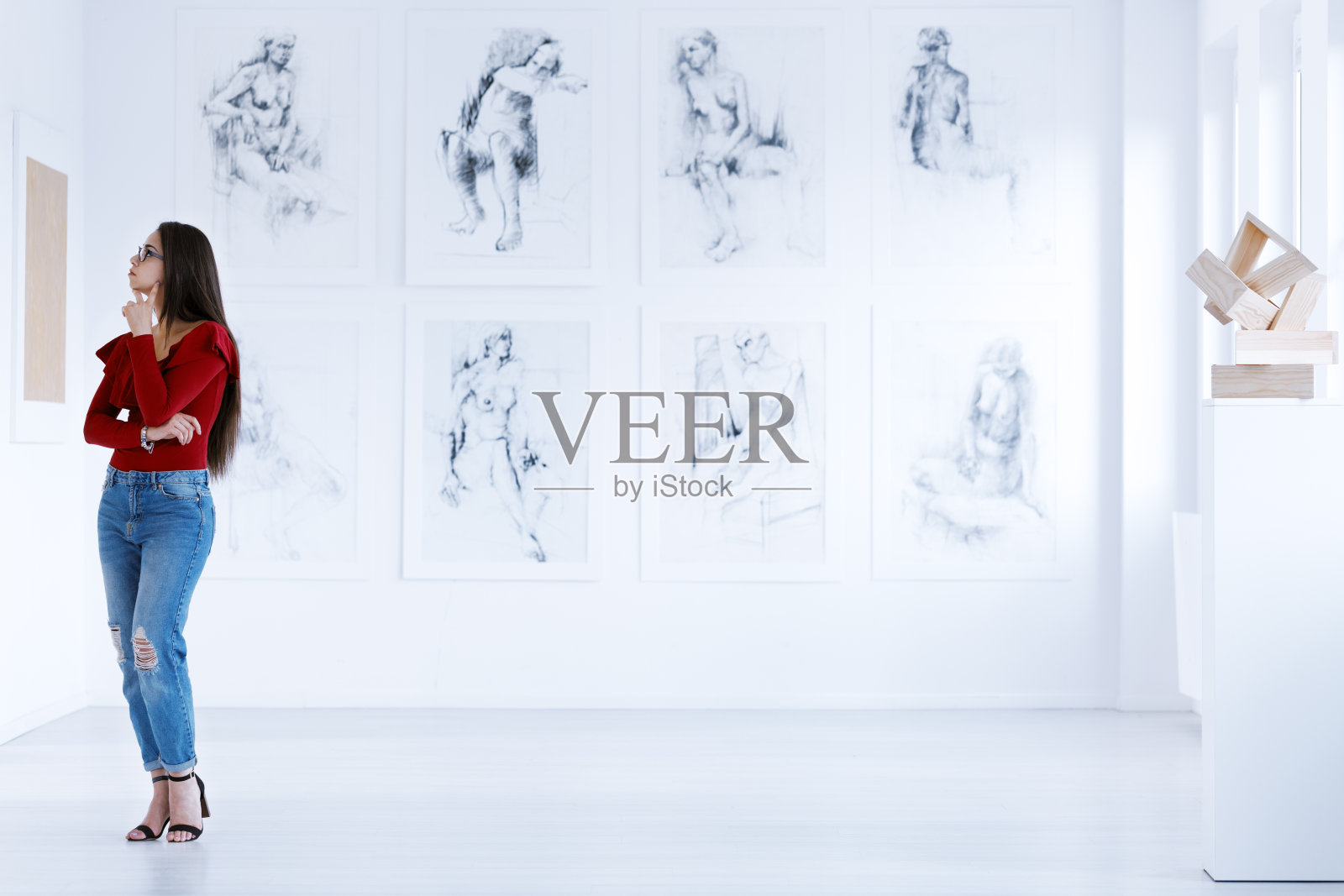 欣赏艺术品的女人照片摄影图片