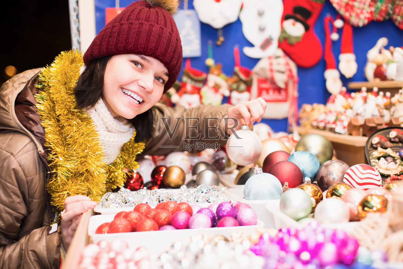 快乐少女在节日购物照片摄影图片