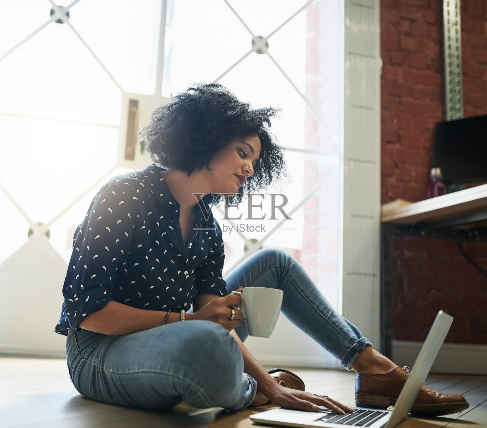 她手里拿着咖啡准备工作照片摄影图片