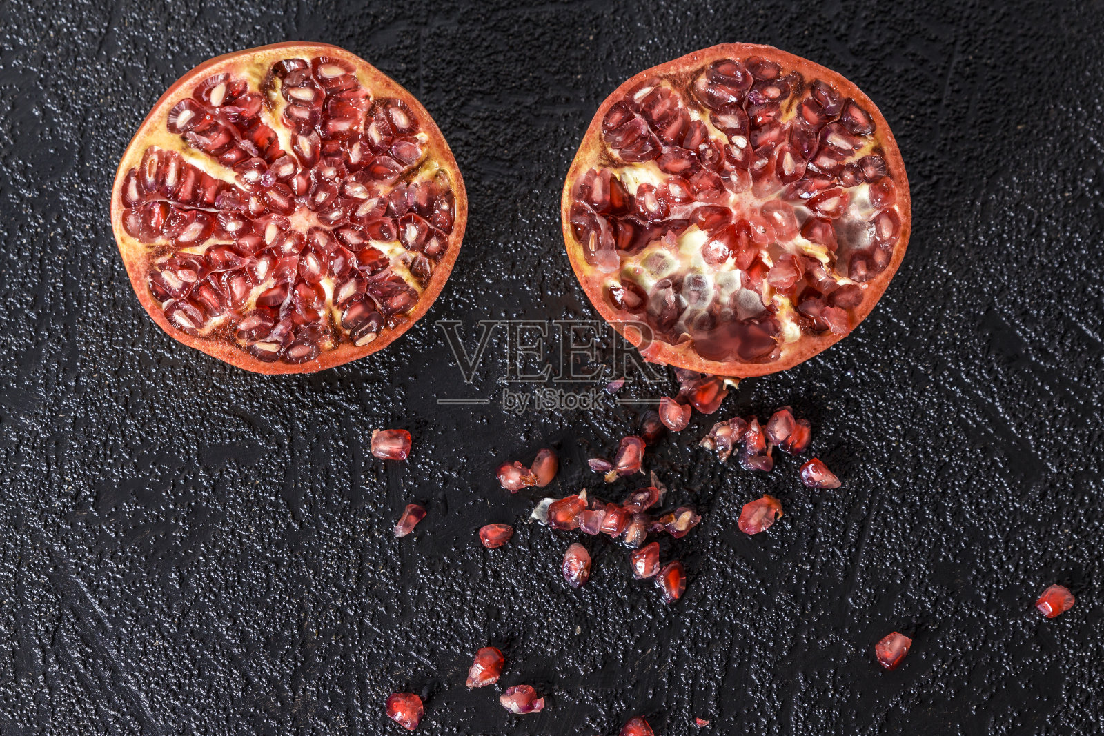 黑色背景的石榴照片摄影图片