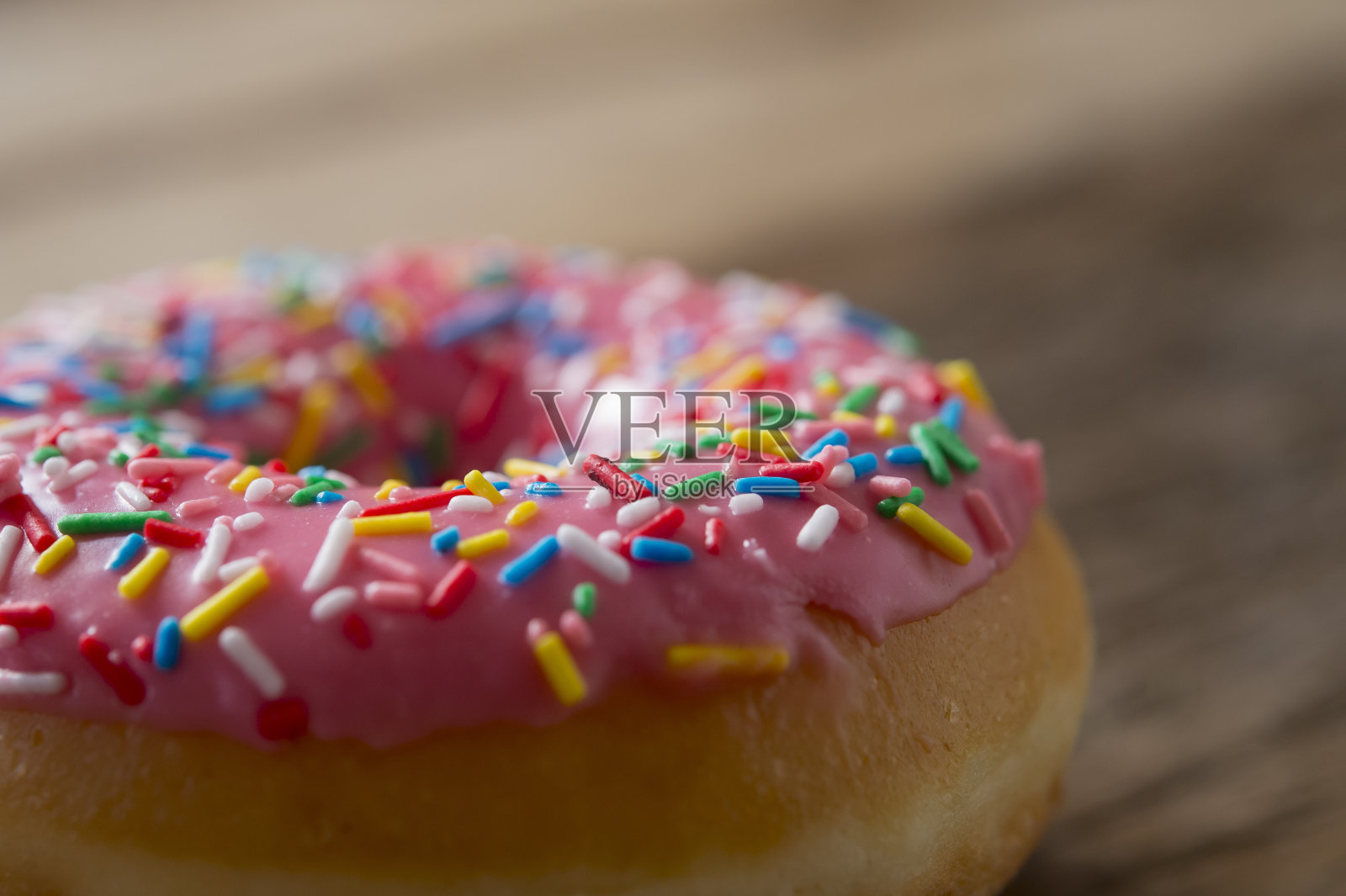 不健康但美味的甜糖甜甜圈蛋糕在老式木桌上的生活方式,营养保健和卡路里滥用和节食的概念照片摄影图片