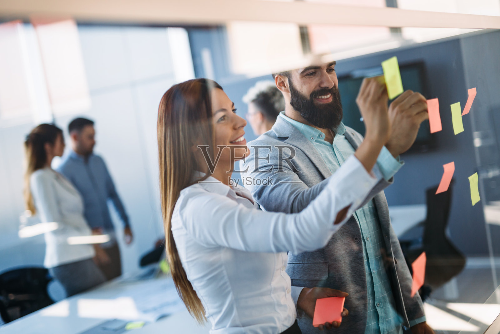 设计师在办公室贴便签的照片照片摄影图片