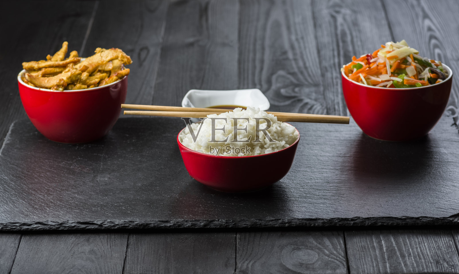 猪肉配米饭和蔬菜照片摄影图片