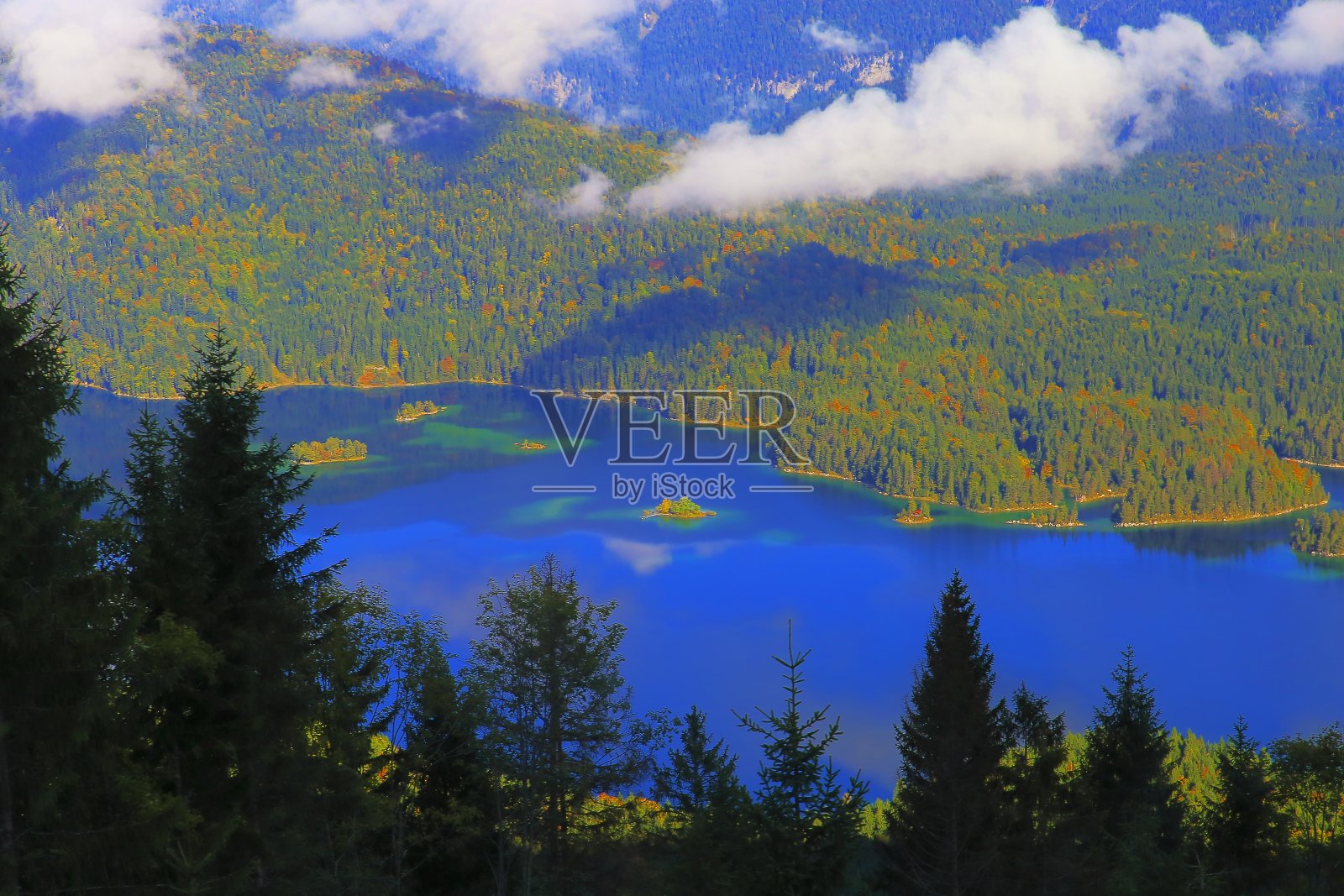 鸟瞰图美丽的田园诗般的Eibsee高山绿松色湖泊反射在金色的日出,从上面的Zugspitze山峰-戏剧性和雄伟的风景在巴伐利亚阿尔卑斯,金色的秋天-加米施,巴伐利亚,德国照片摄影图片