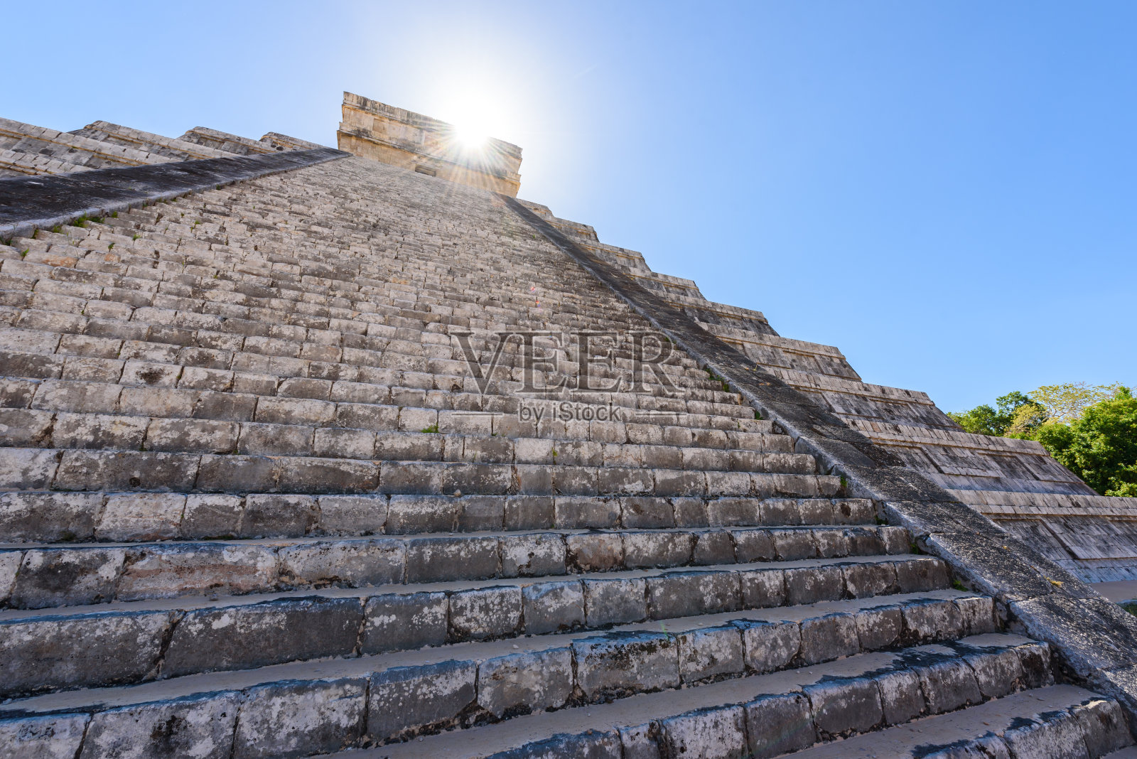墨西哥尤卡坦半岛的奇琴伊察-埃尔卡斯蒂略金字塔-古玛雅神庙遗址照片摄影图片