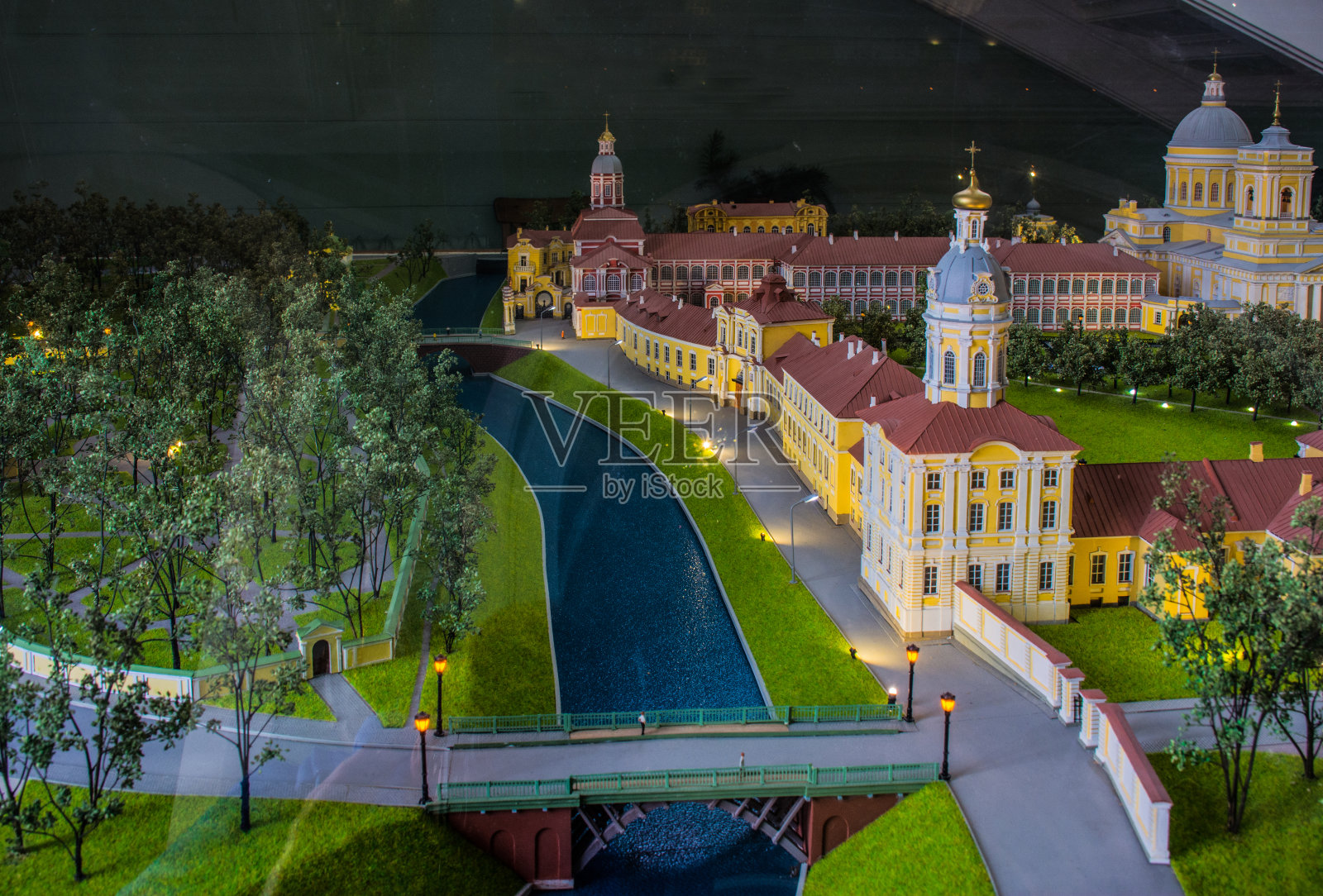 亚历山大涅夫斯基拉夫拉的冬日阳光明媚。照片摄影图片