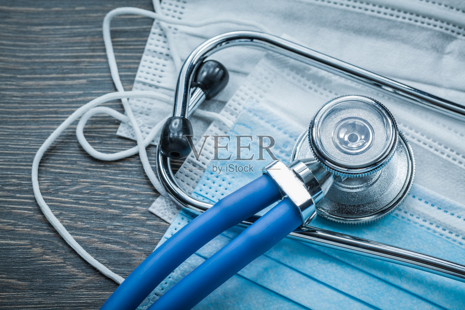 一次性外科口罩,木制听诊器照片摄影图片