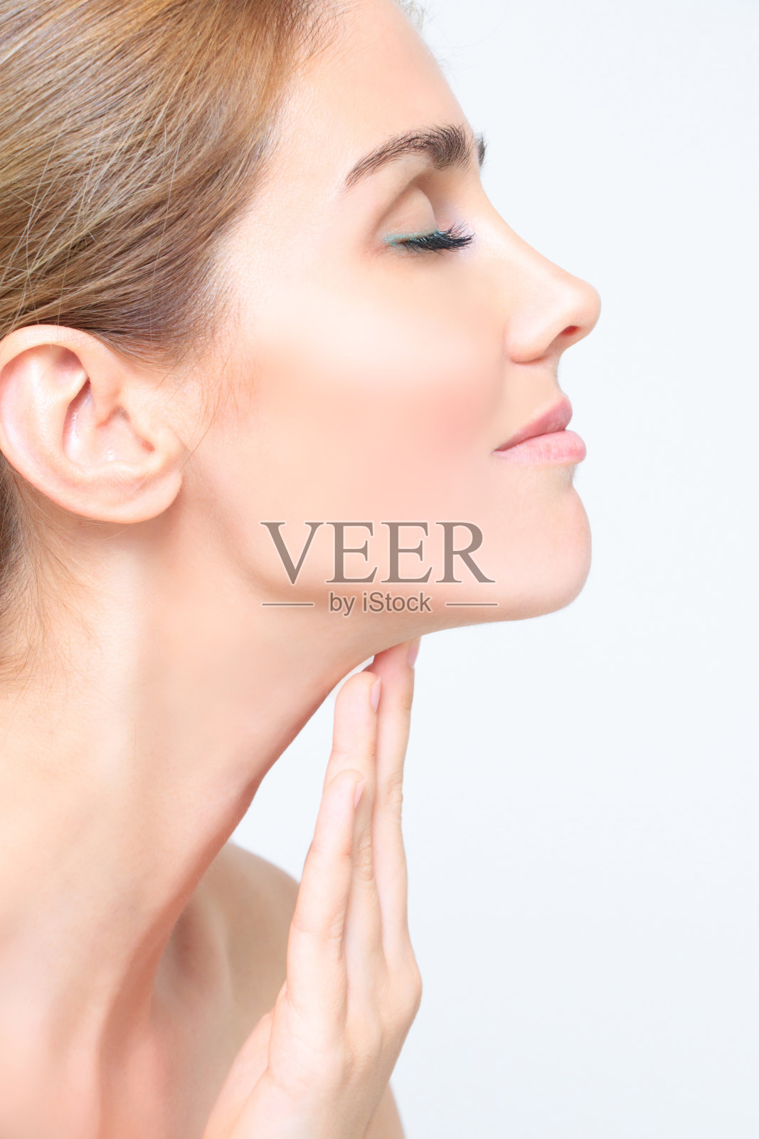 一张闭着眼睛的美丽女子的脸照片摄影图片