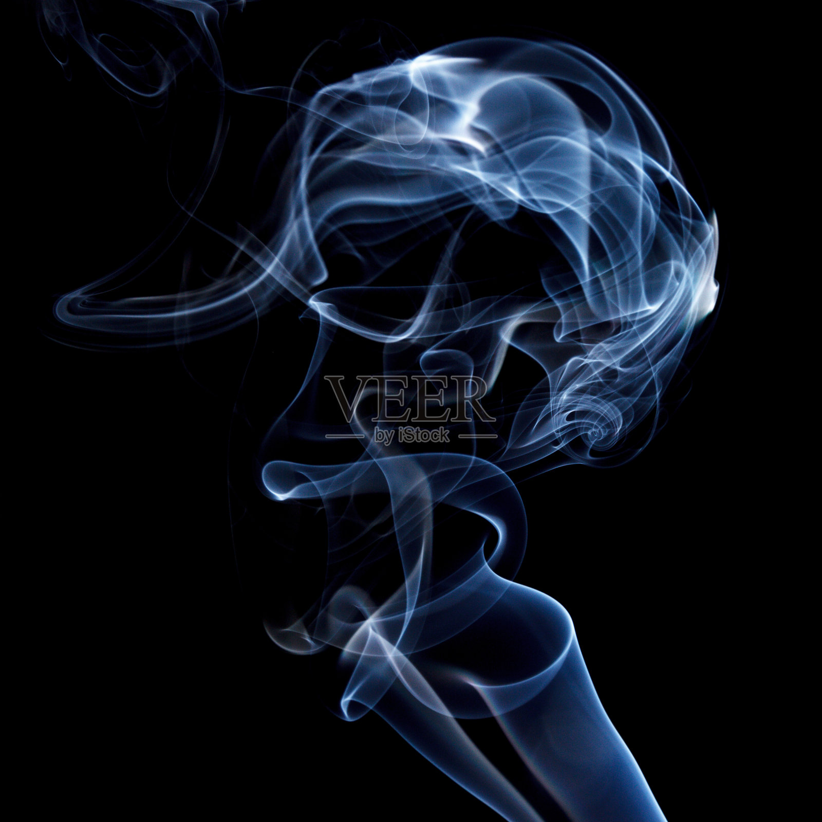 黑色背景上的烟雾照片摄影图片