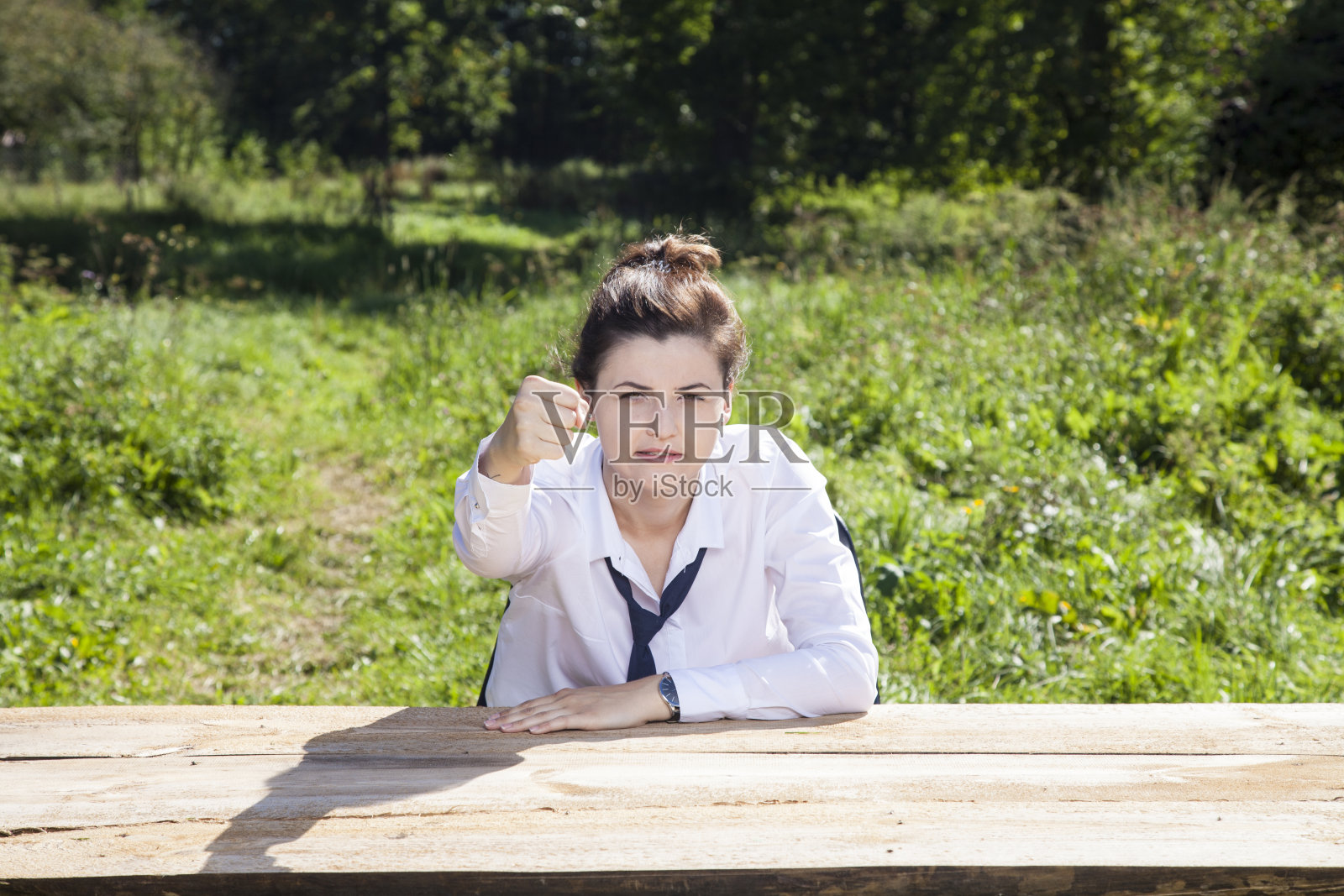 拳头在办公室里象征着奴役照片摄影图片