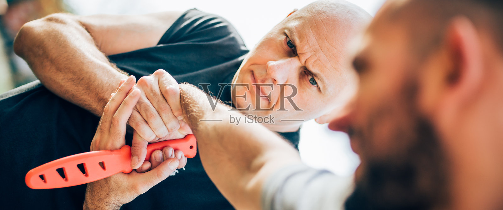 自卫对威胁和刀攻击解除武装的技术照片摄影图片