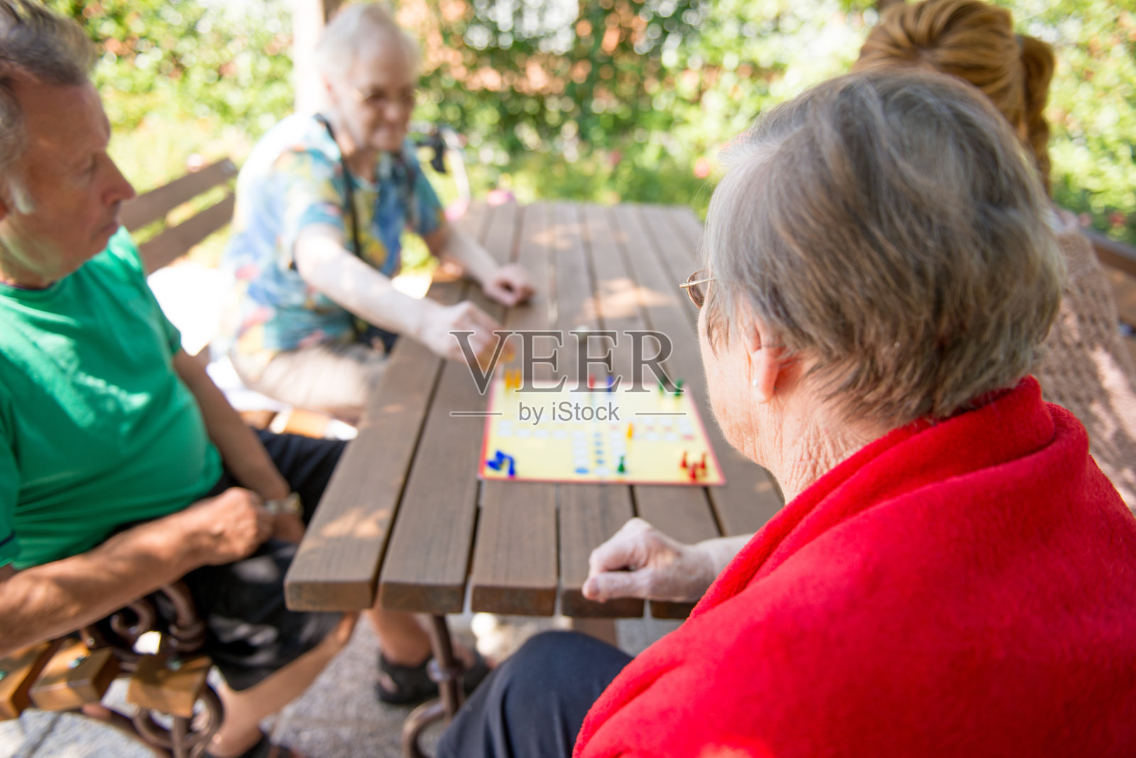 资深女性与女管理员玩Ludo桌面游戏照片摄影图片