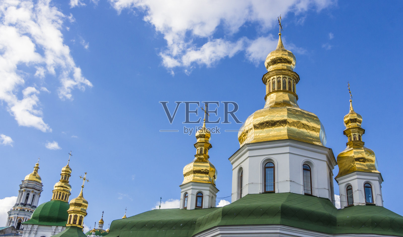 在蓝天的映衬下给东正教大教堂的圆顶镀金照片摄影图片