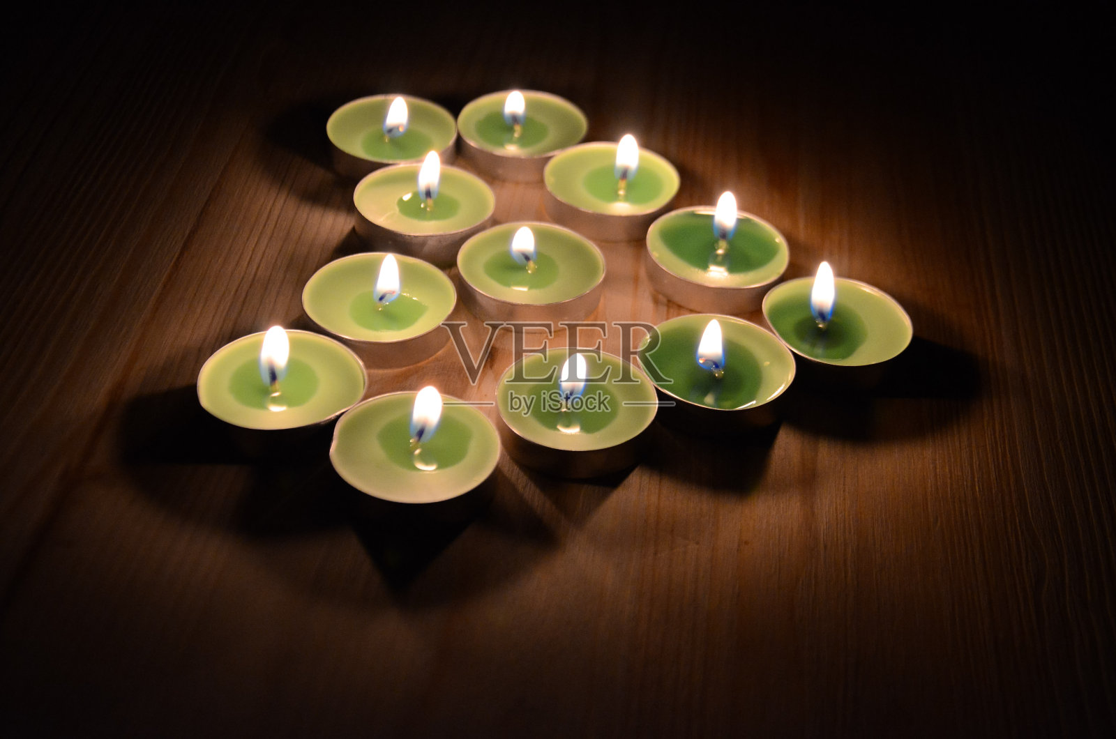 木质背景上的心型蜡烛照片摄影图片