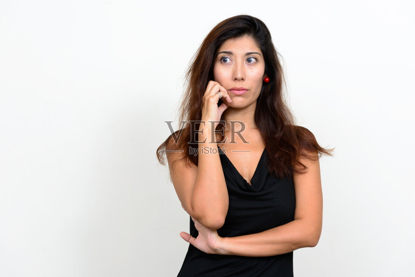 白底衬托着一头直发的漂亮女人照片摄影图片