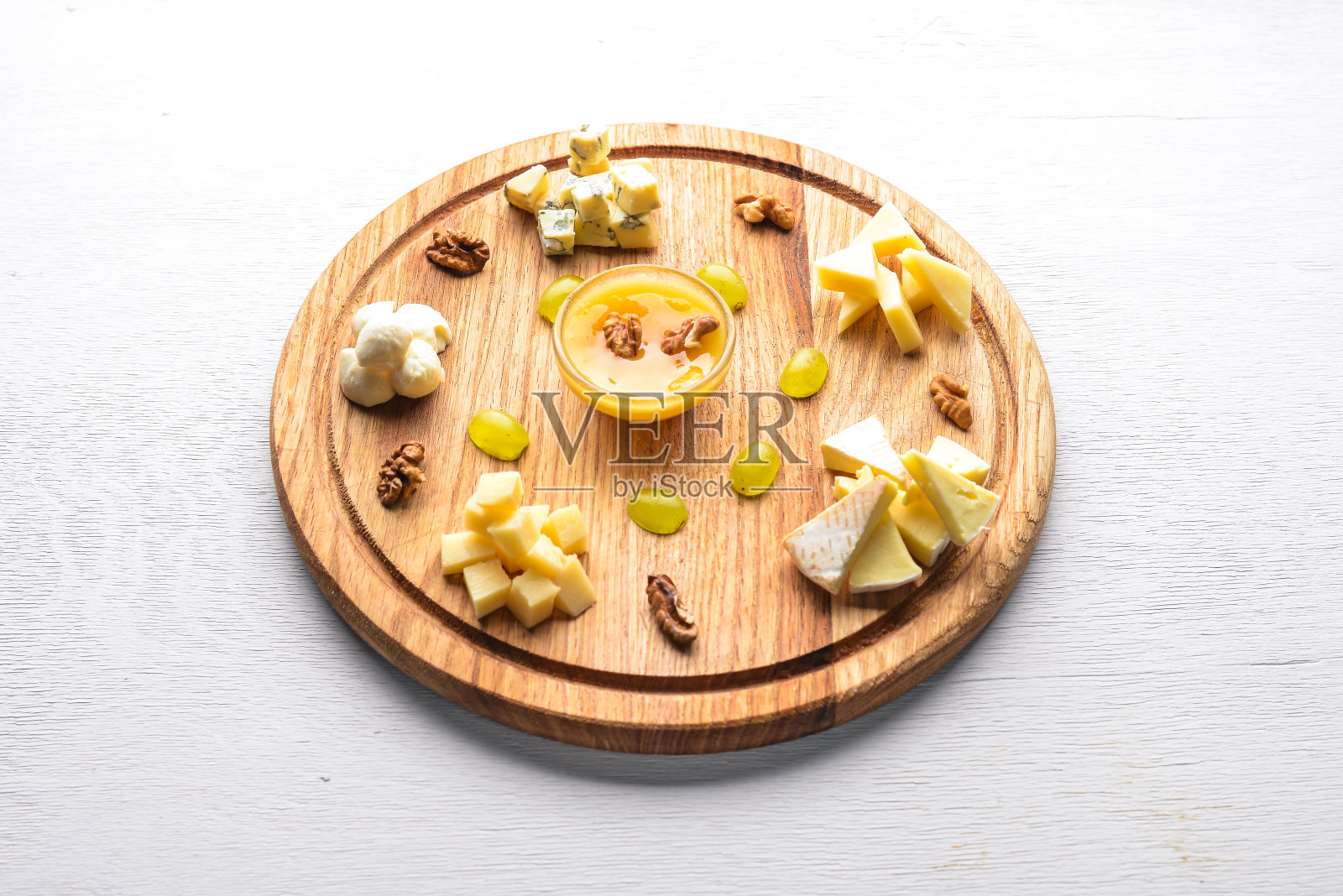 什锦奶酪,戈贡佐拉干酪,布里干酪,羊乳酪,加蜂蜜。在木制的背景上。前视图。自由空间。照片摄影图片