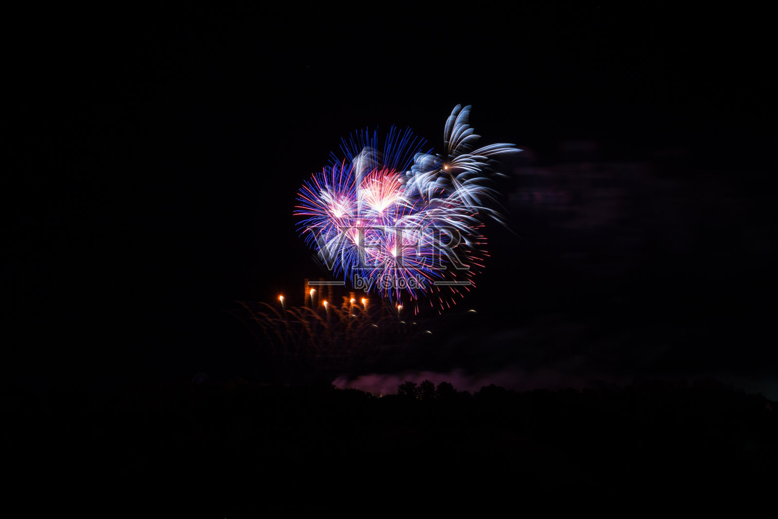 晚上,蓝色的火球像烟花一样爆炸照片摄影图片