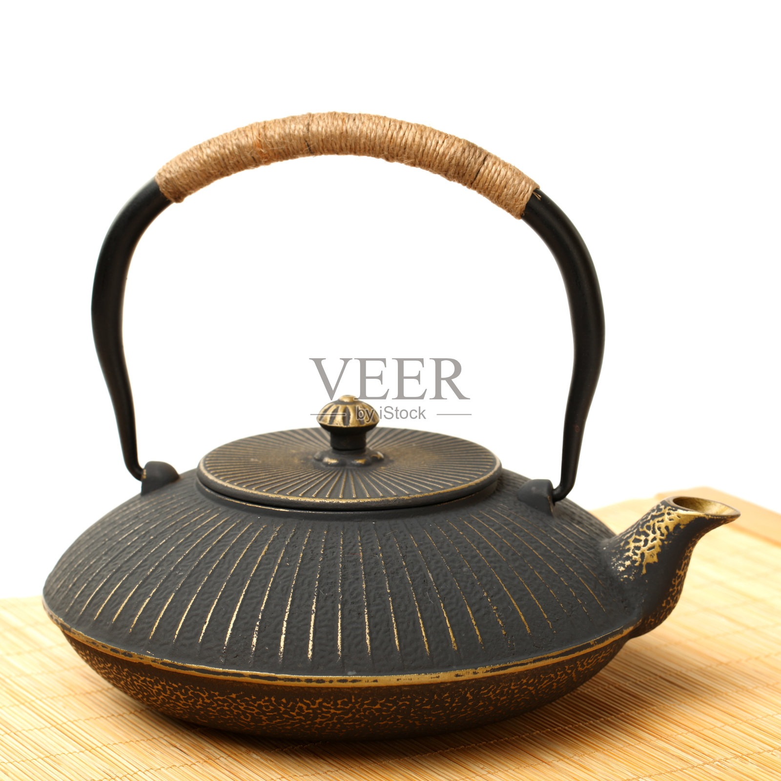 白色背景上的中式茶具、茶壶和茶杯照片摄影图片