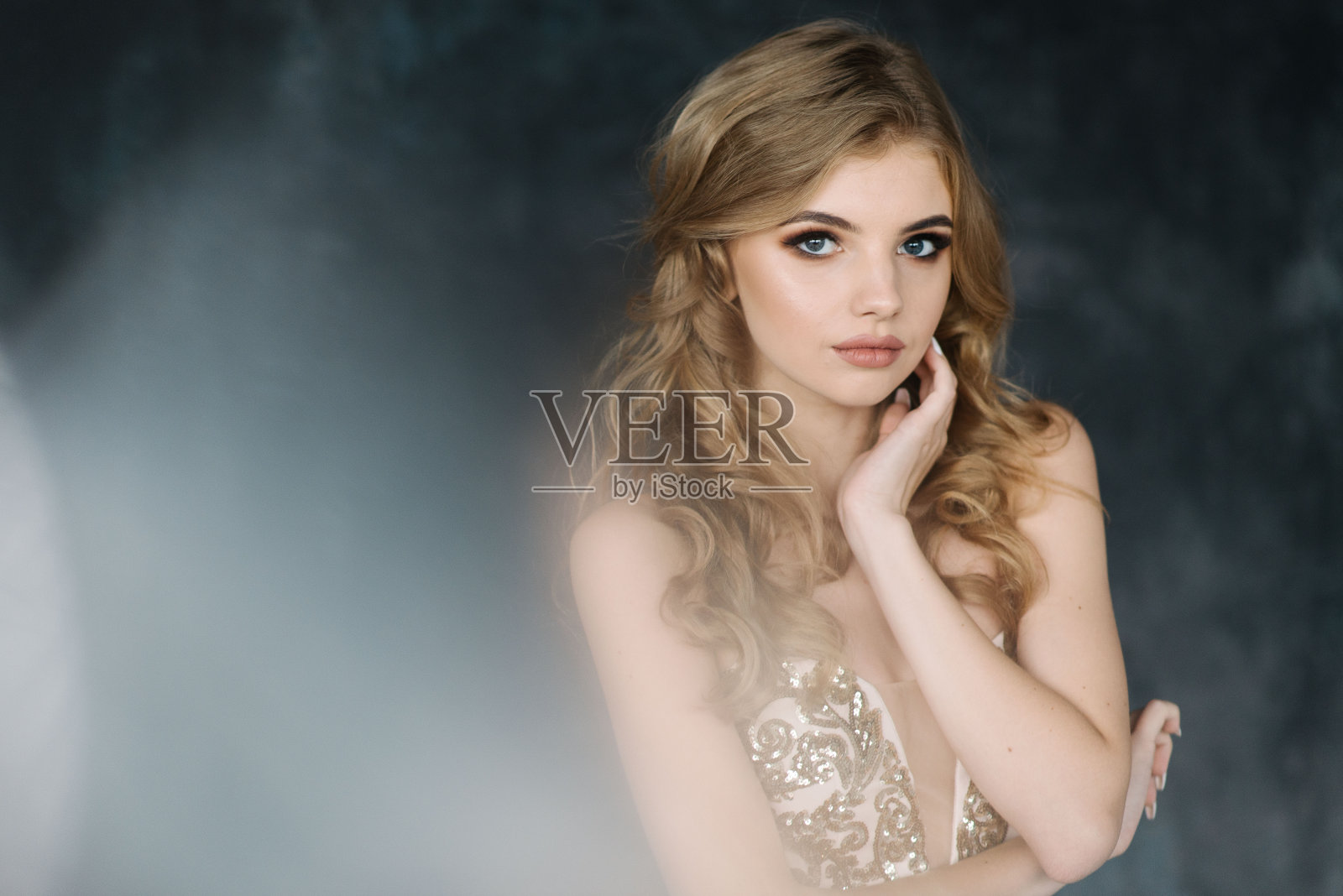 穿着漂亮衣服的年轻女孩照片摄影图片