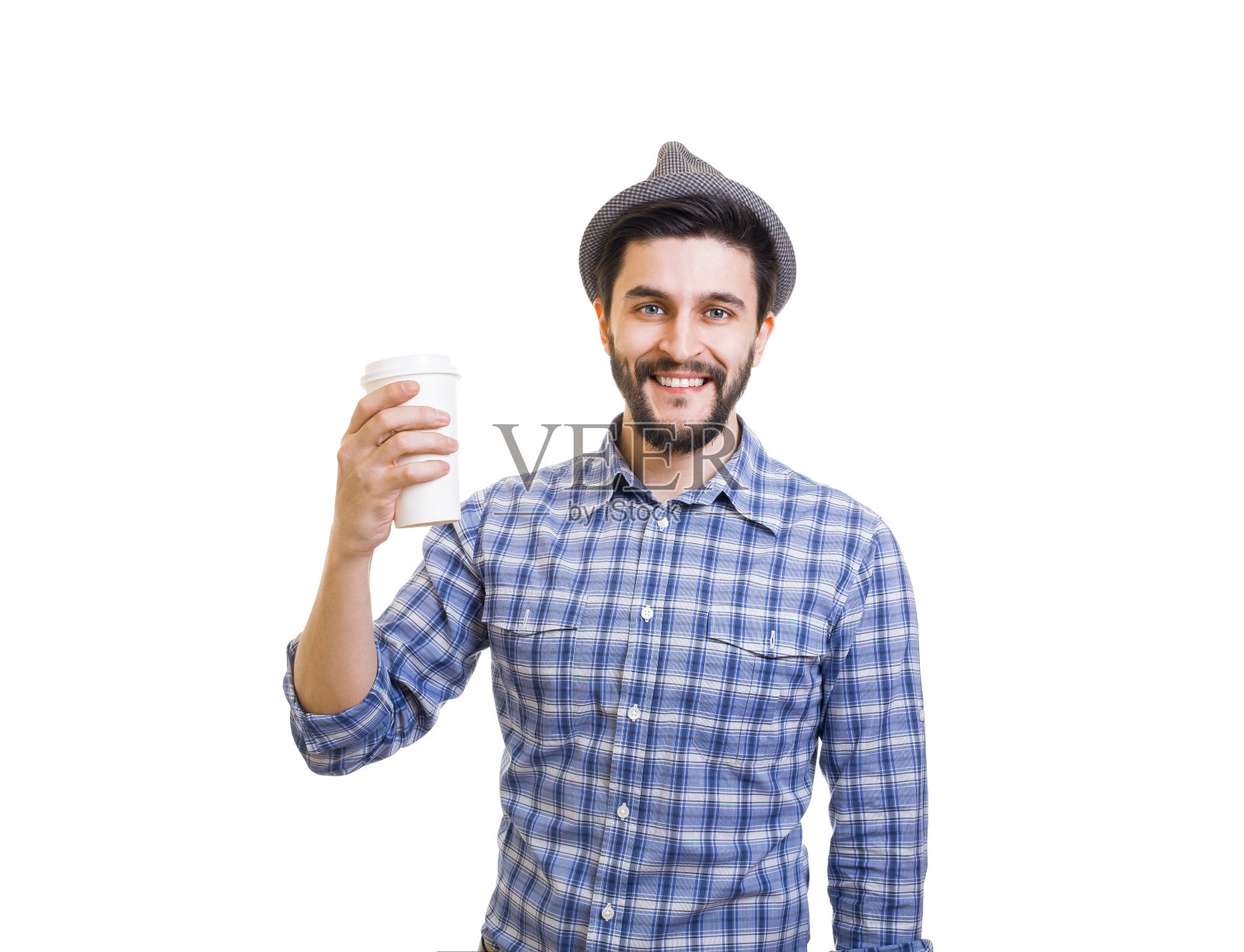戴帽子拿着纸杯的男子照片摄影图片