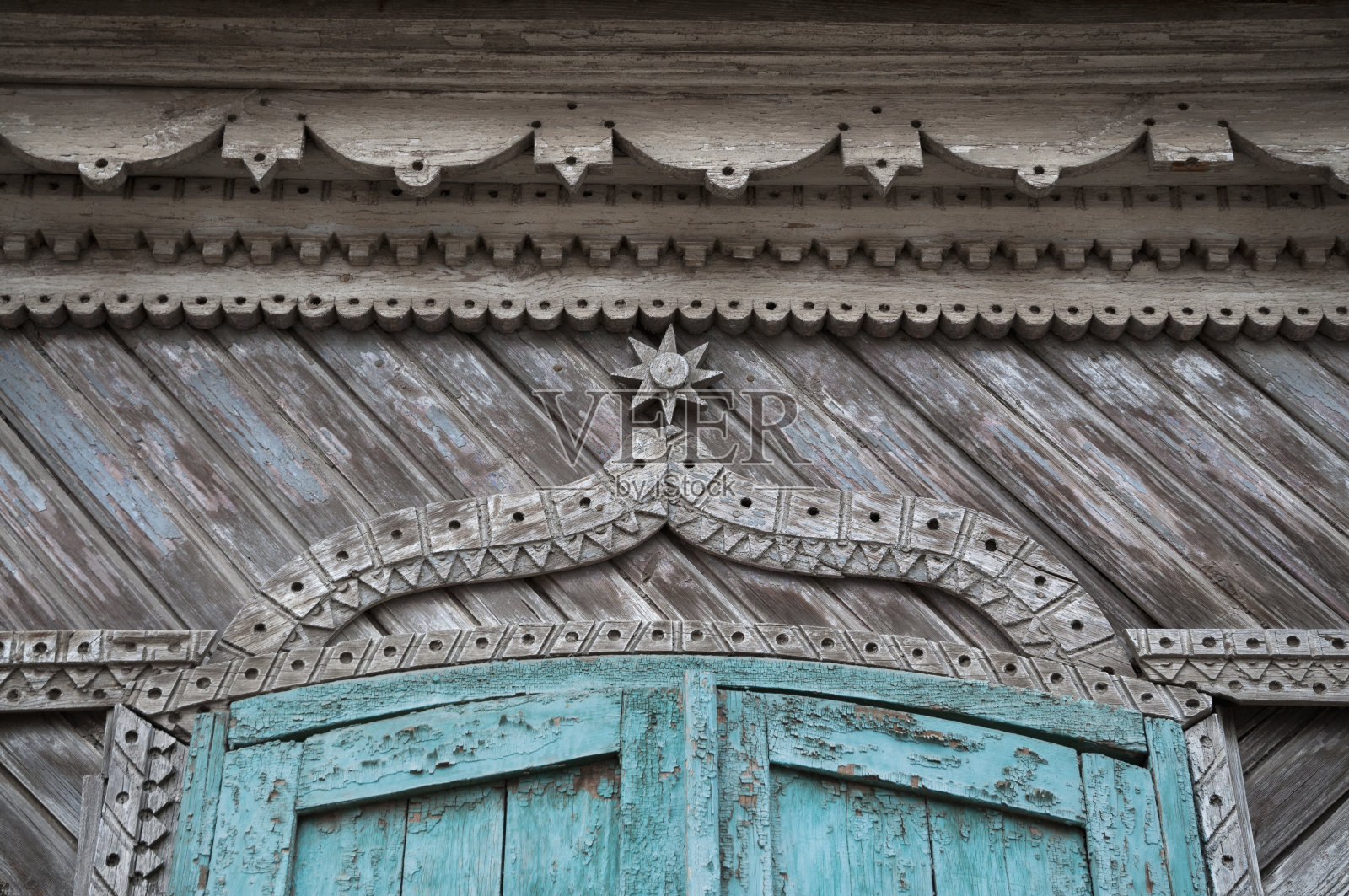 带有元素装饰的俄罗斯老木屋窗户碎片照片摄影图片