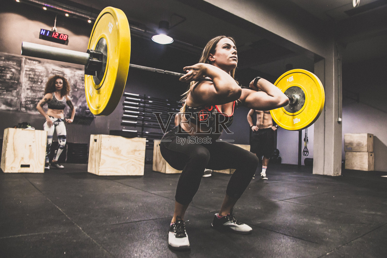 漂亮的金发女孩,在训练中身材匀称照片摄影图片