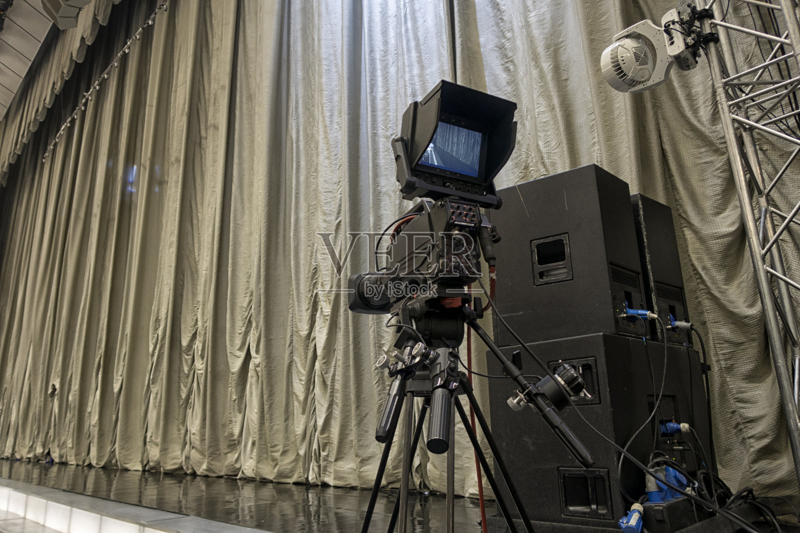 在音乐厅里的电视摄像机。照片摄影图片