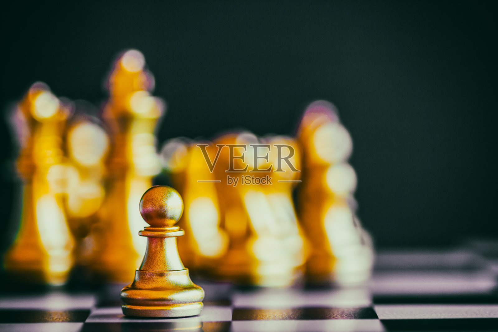 国际象棋棋盘上的战略棋战智力挑战游戏。成功的战略概念。国际象棋商业领袖和成功理念。国际象棋战略游戏商业竞争成功博弈。照片摄影图片