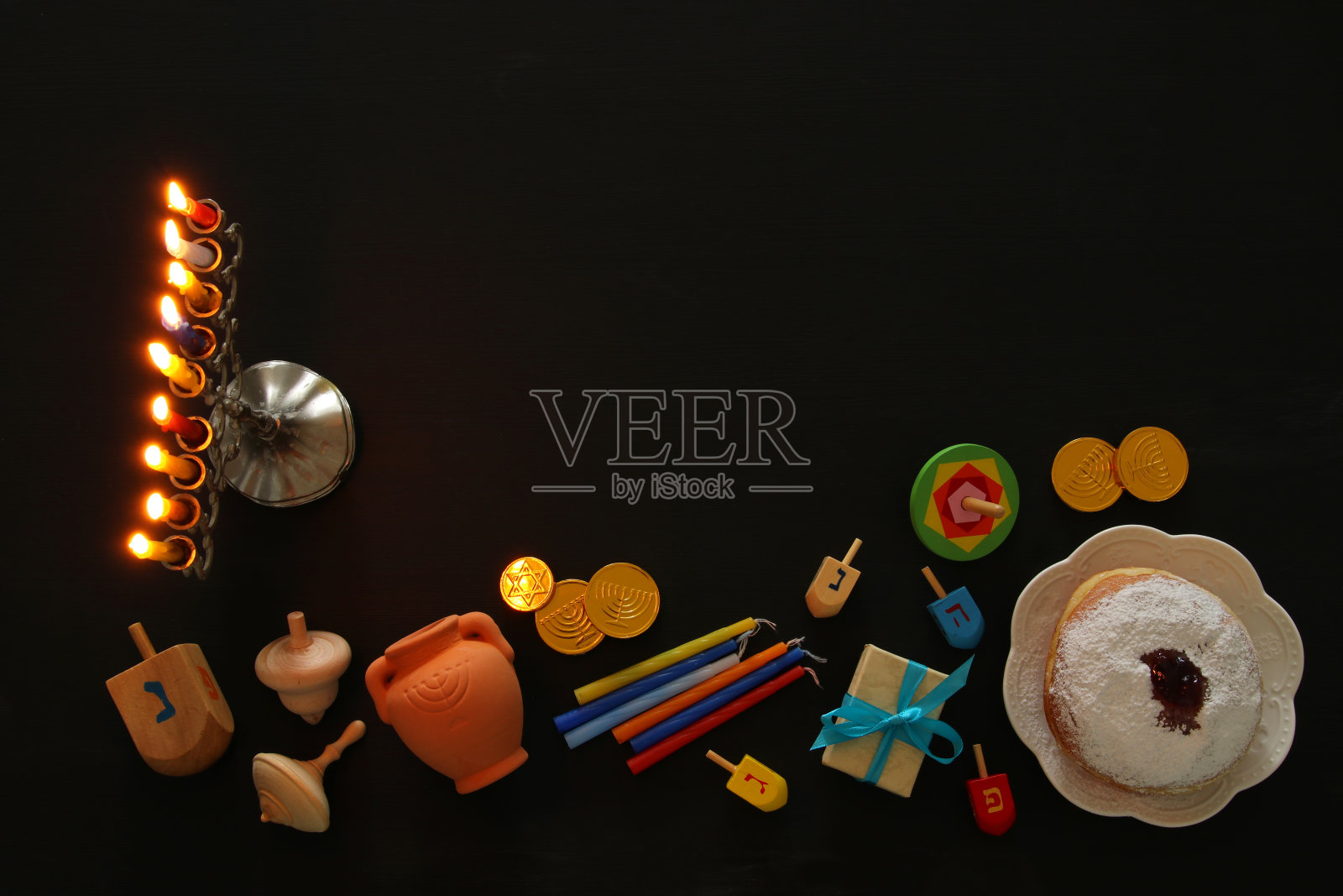 犹太节日光明节的背景,传统的旋转顶部,烛台(传统的烛台)照片摄影图片