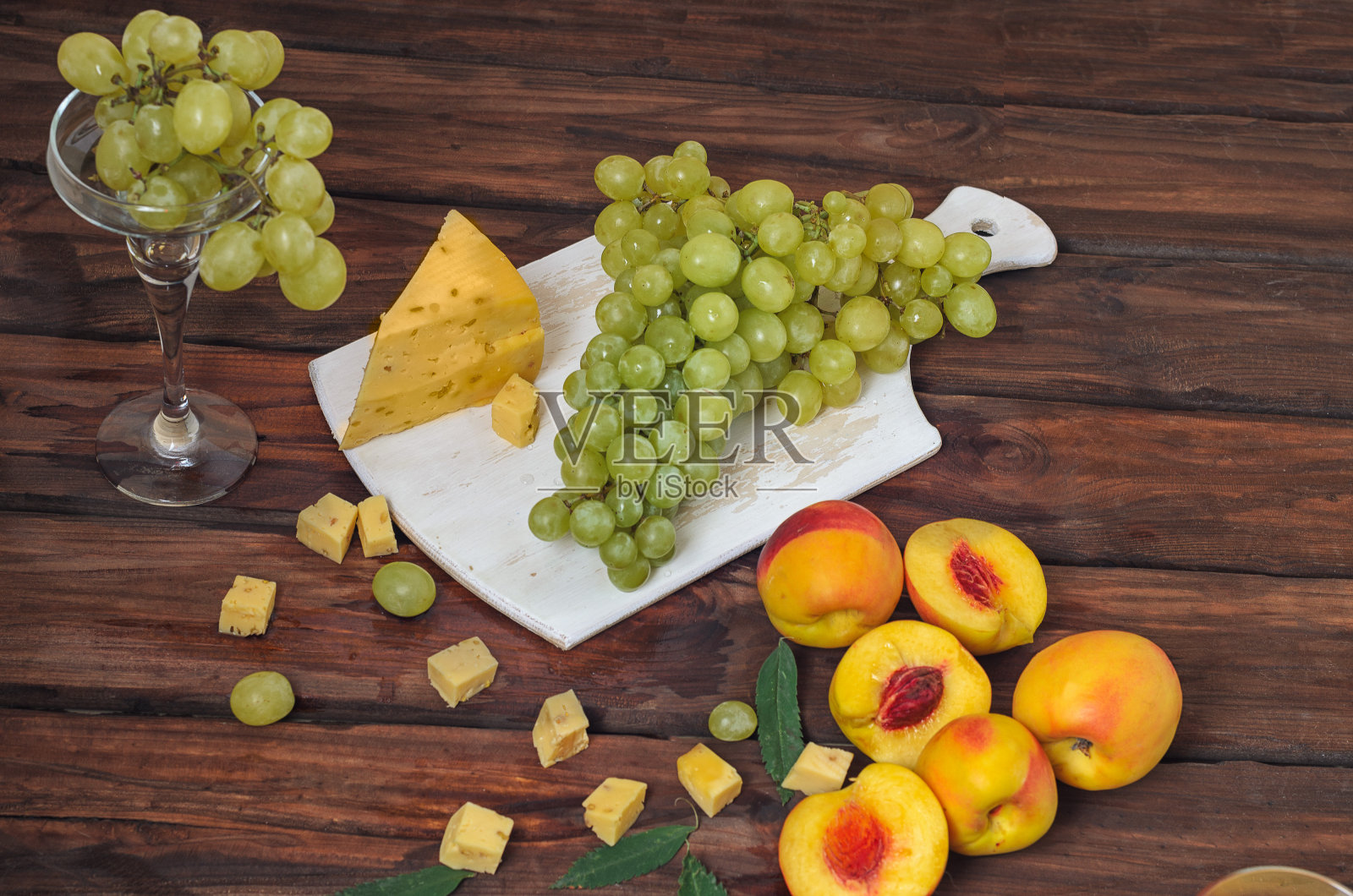 水果搭配奶酪和葡萄照片摄影图片