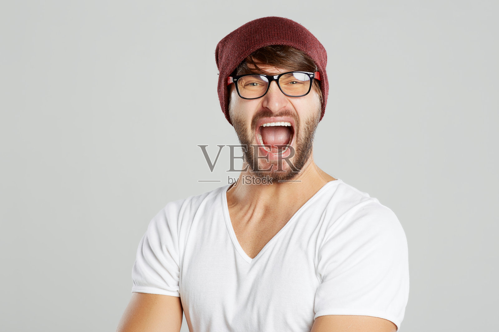 英俊的年轻人在工作室摆姿势照片摄影图片