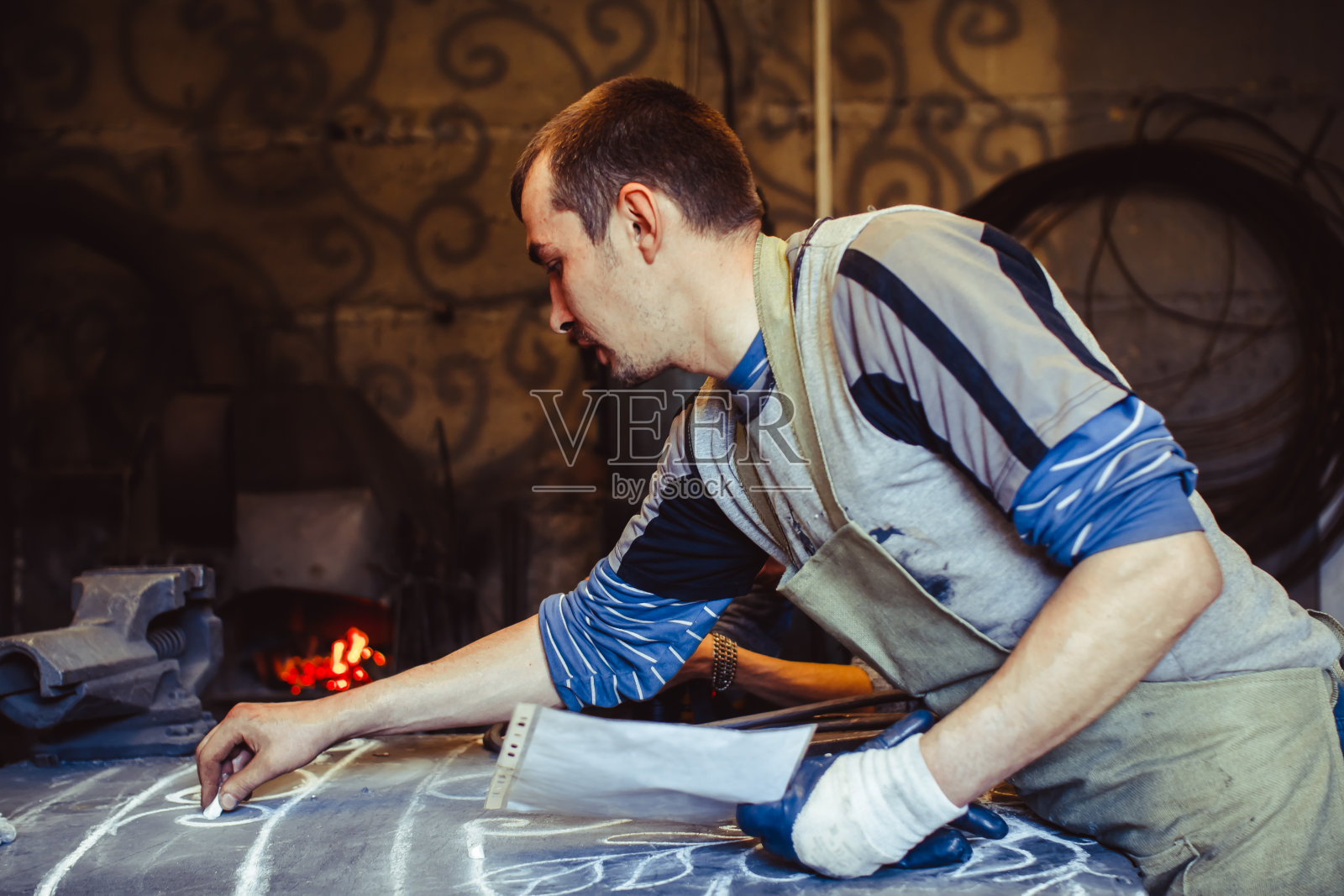 老师在桌子上画画照片摄影图片