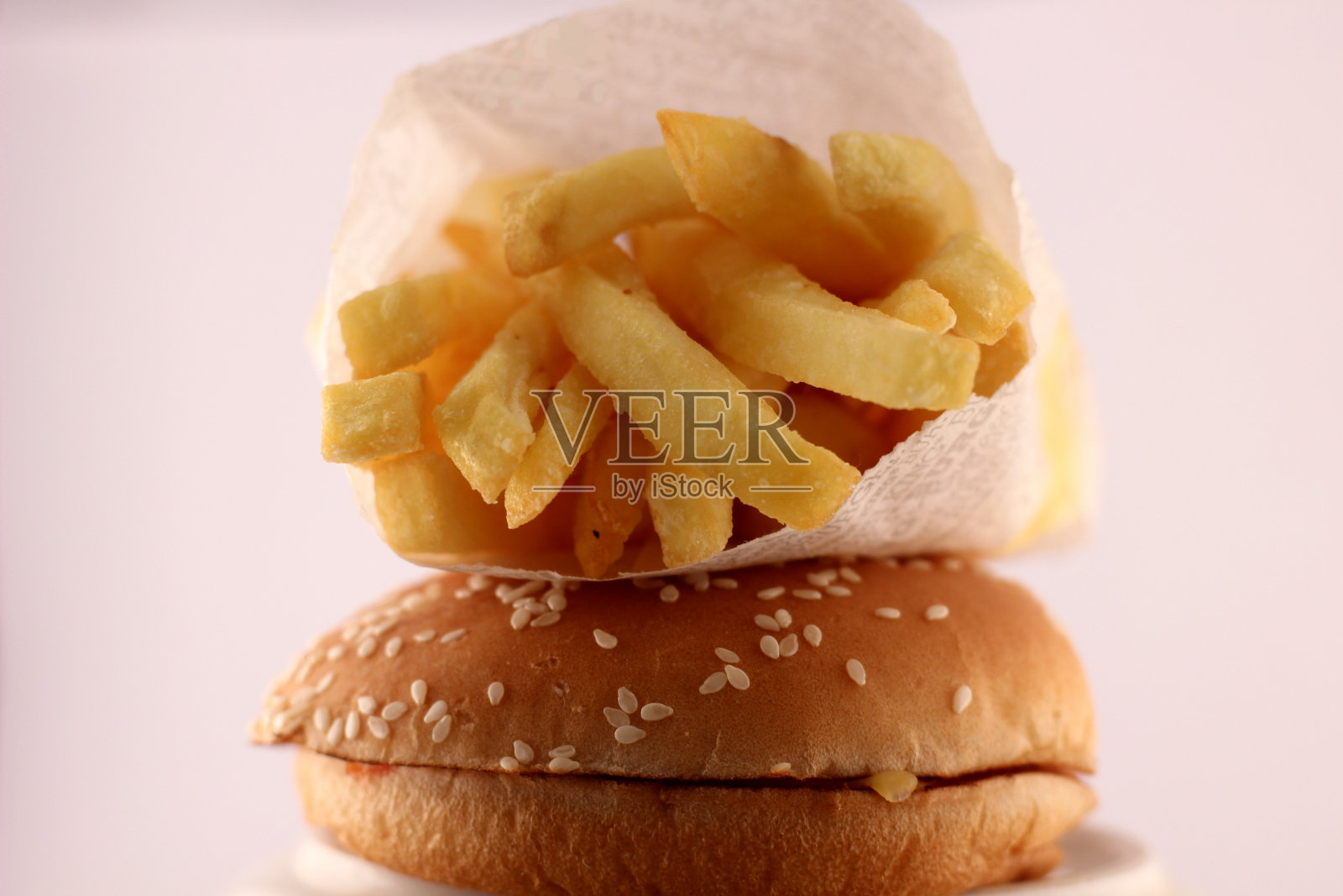 在明亮的背景下做一个芝士汉堡照片摄影图片