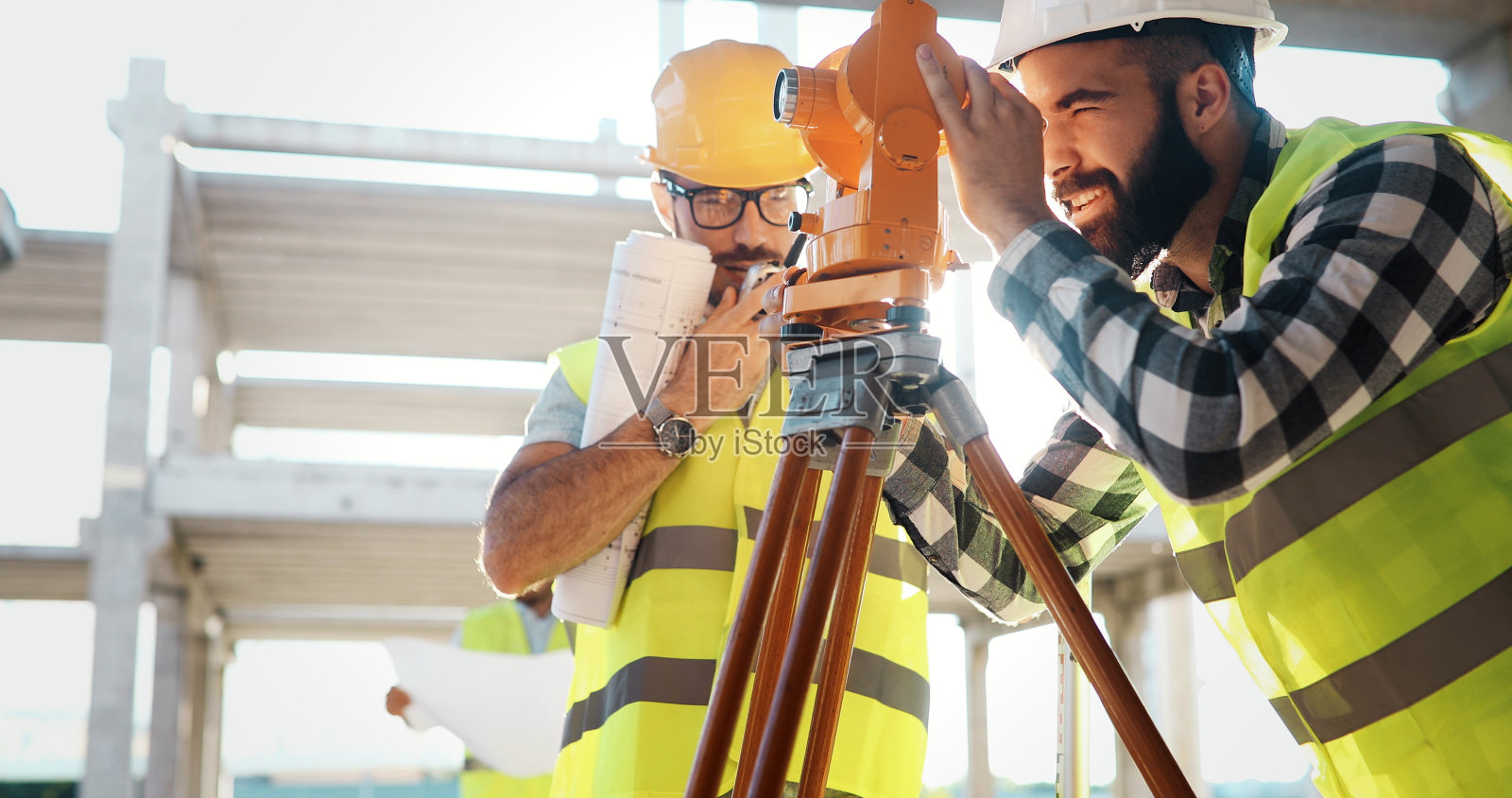 建筑师团队和施工现场的团队照片摄影图片