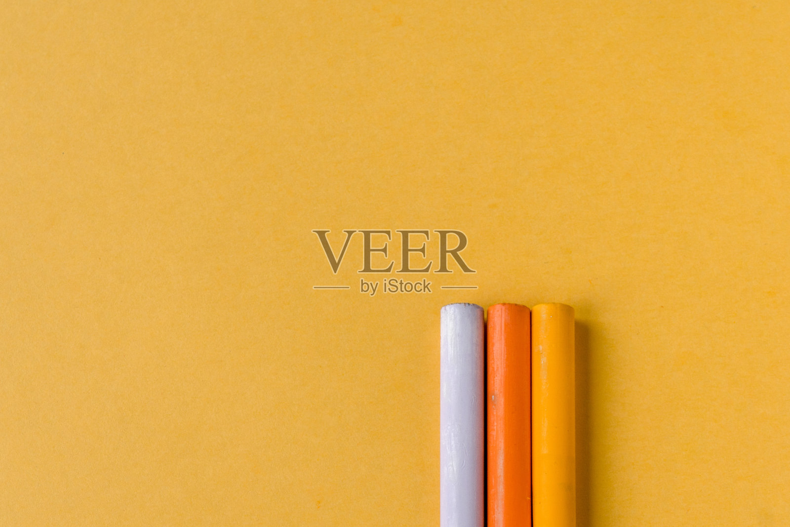 黄色背景上的彩色蜡笔(油画粉彩)。顶视图。复制空间。彩色背景。照片摄影图片