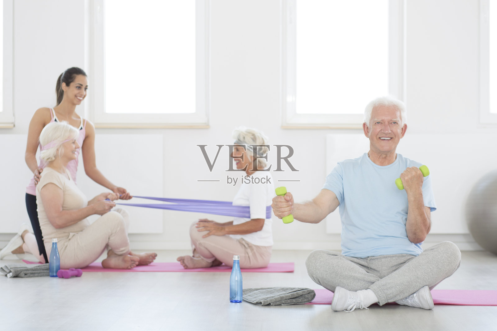 长老在康复照片摄影图片