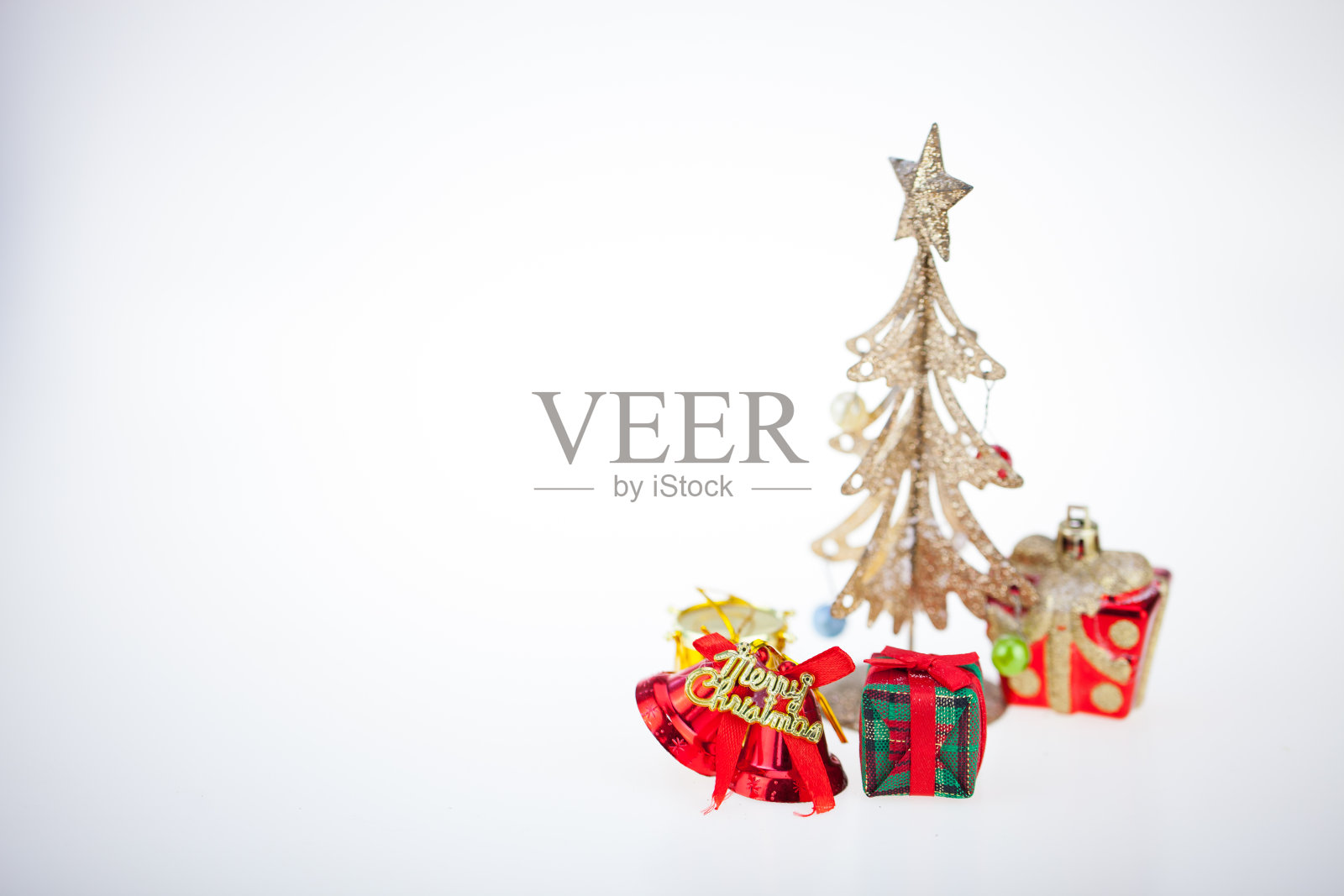 礼物盒和装饰圣诞节和新年隔绝在白色的表面。照片摄影图片