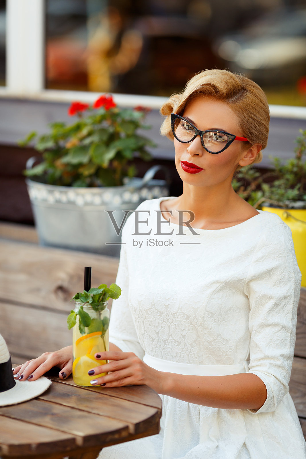 性感的金发女孩与眼镜在复古的样子照片摄影图片