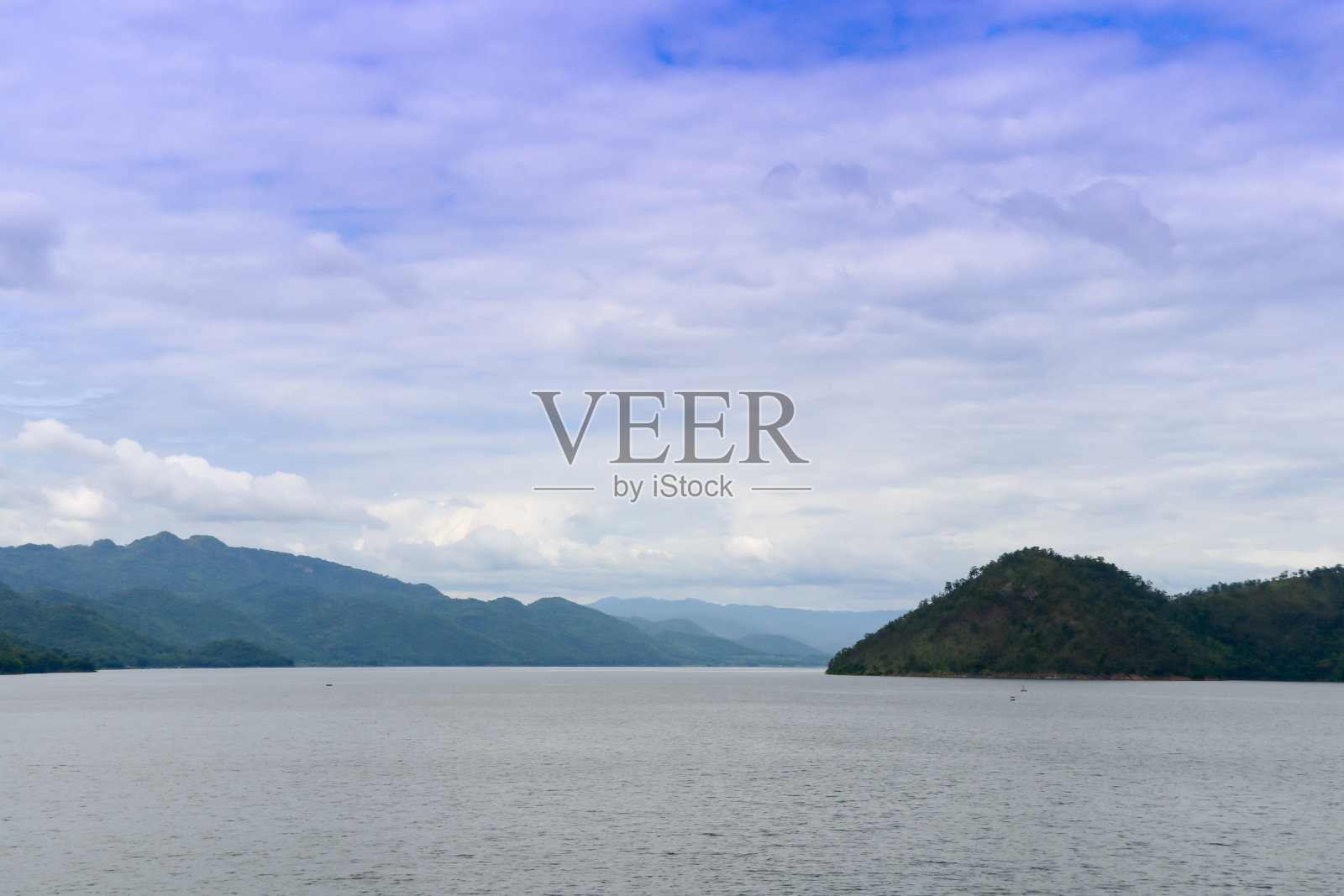 夏季景观坝水蓝天以山为背景照片摄影图片