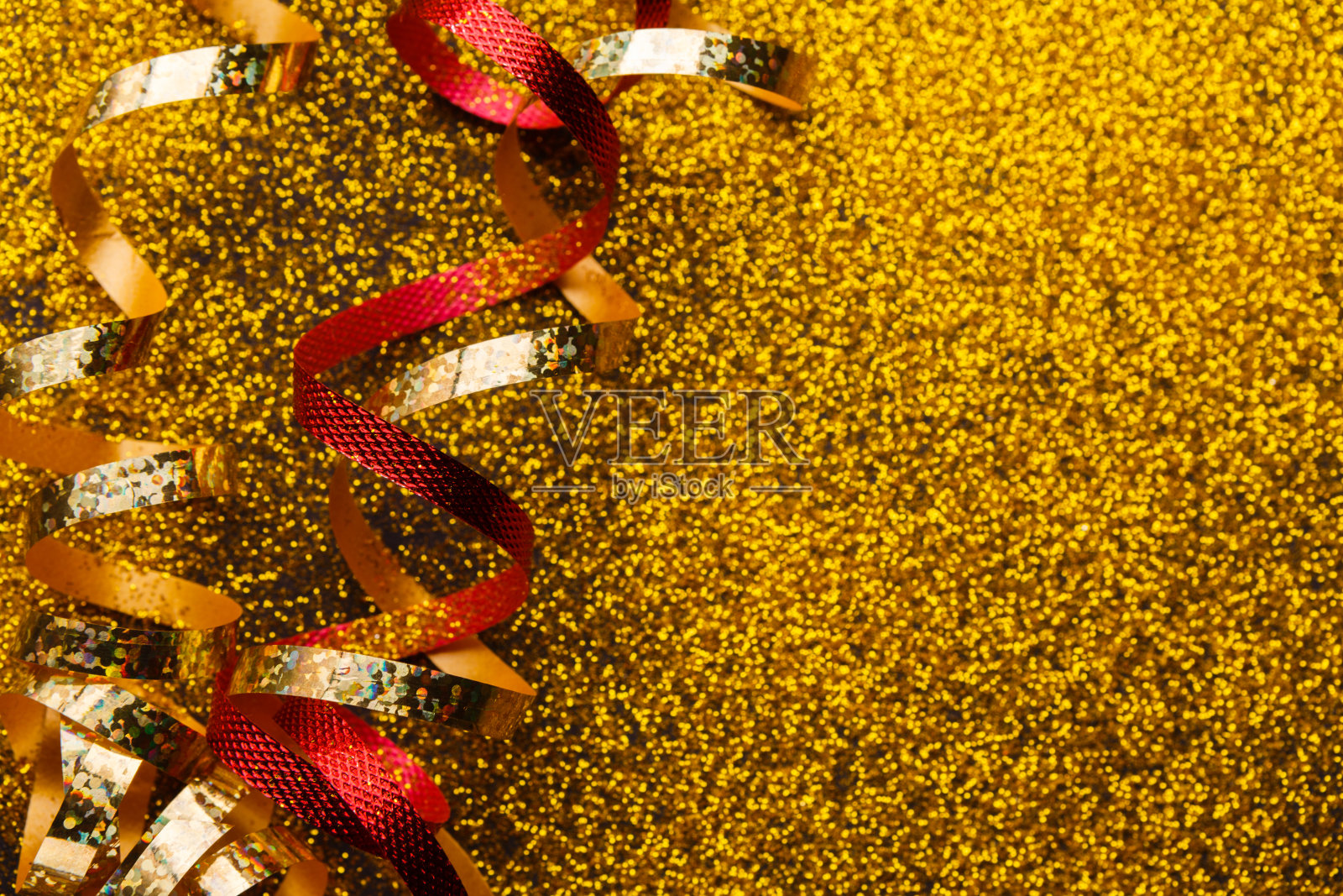 红色和金色蛇纹石在闪光的背景照片摄影图片