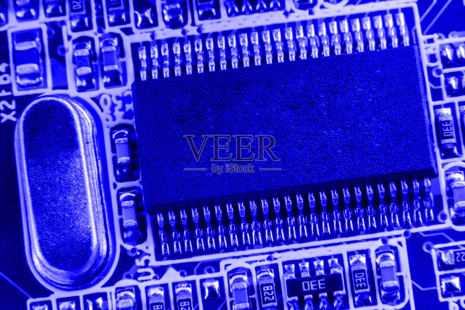 微芯片和石英主板上的一个现代计算机蓝色背景关闭宏照片摄影图片