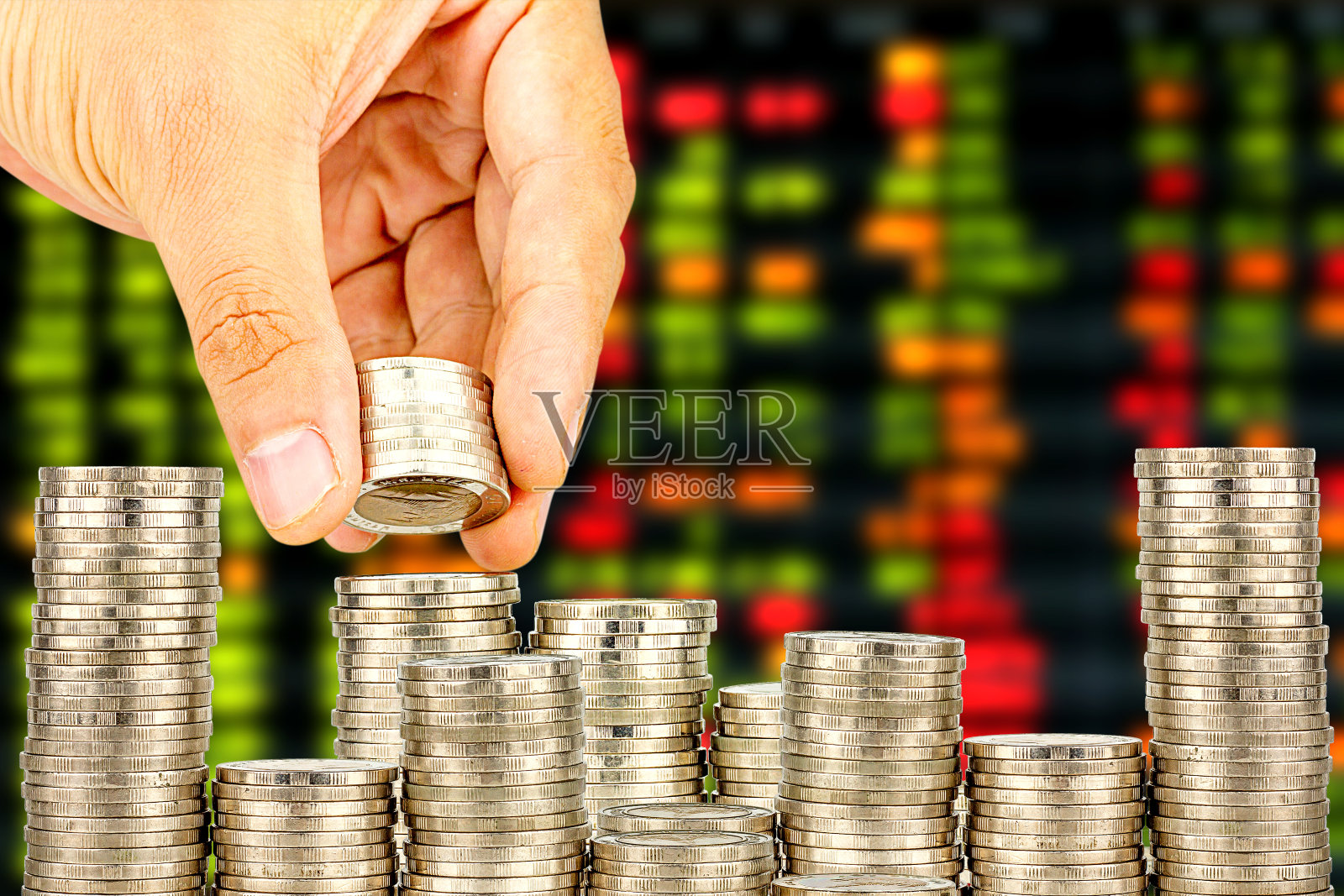 金融和储蓄银行理念的曝光,投资者的希望理念,男性手把钱硬币像堆栈一样增长业务。背景的城市照片摄影图片