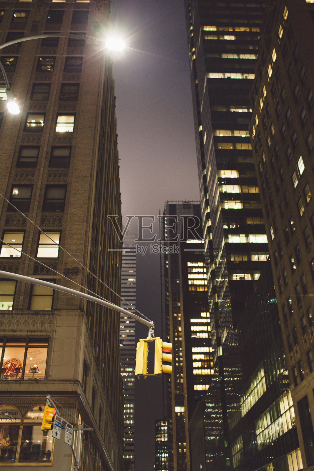 低角度的摩天大楼对天空的照明在晚上照片摄影图片