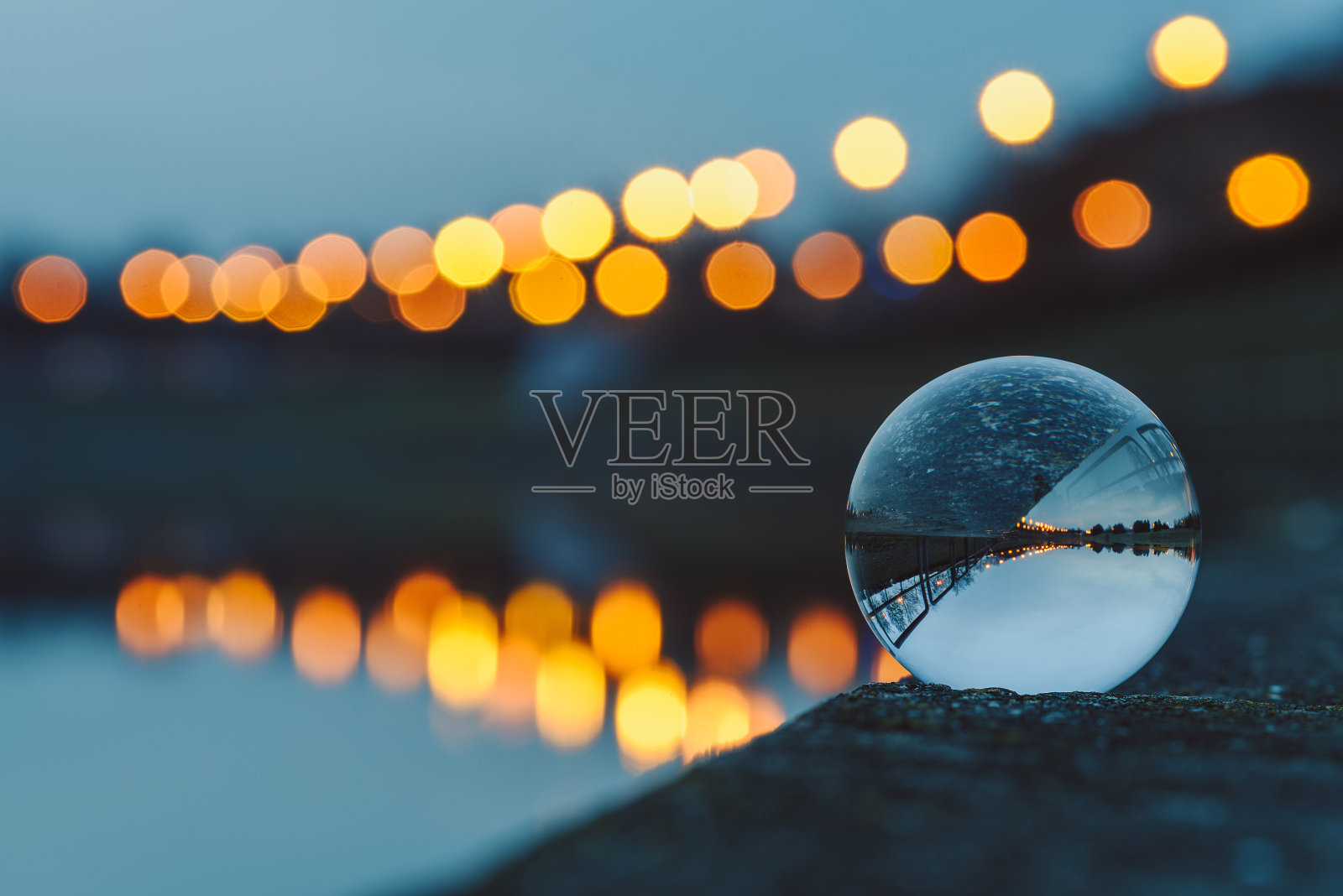 海滩上的水晶球特写照片摄影图片