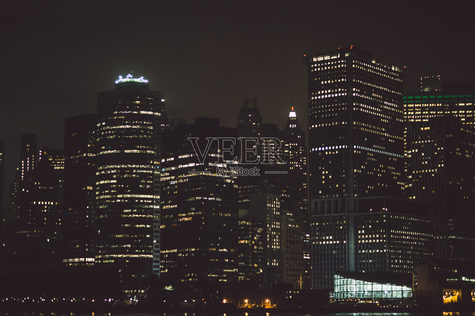 照亮夜晚的城市景观照片摄影图片